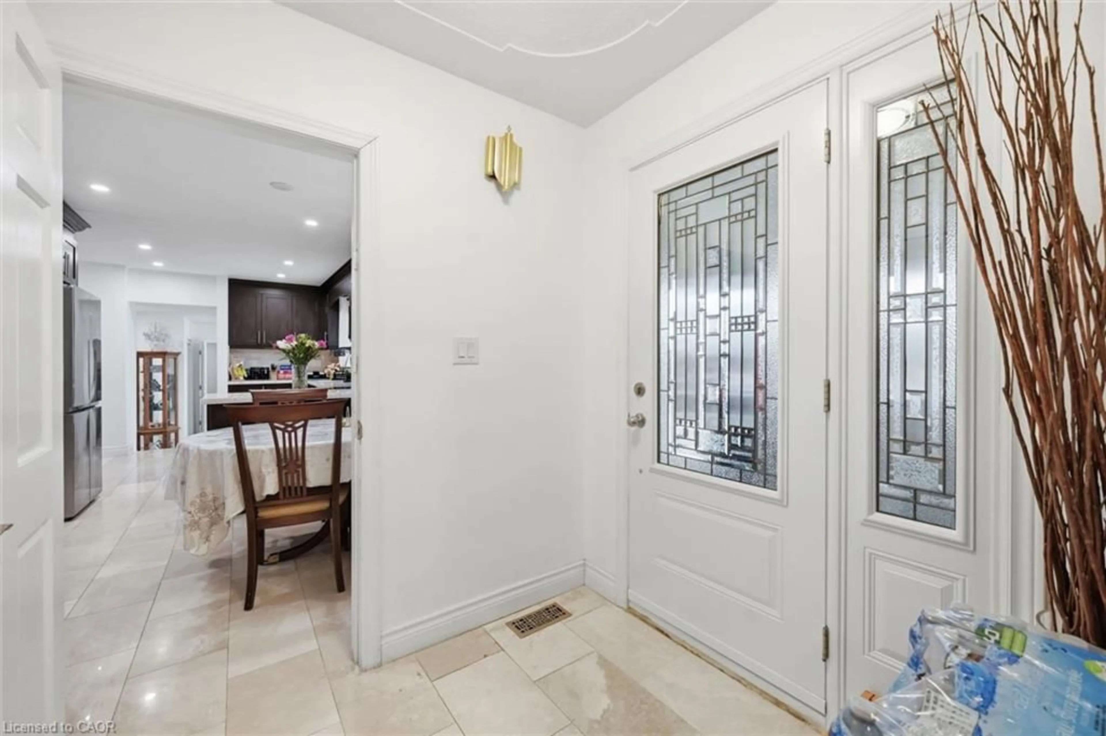 Indoor entryway for 356 Mountain Rd, Grimsby Ontario L3M 4E7