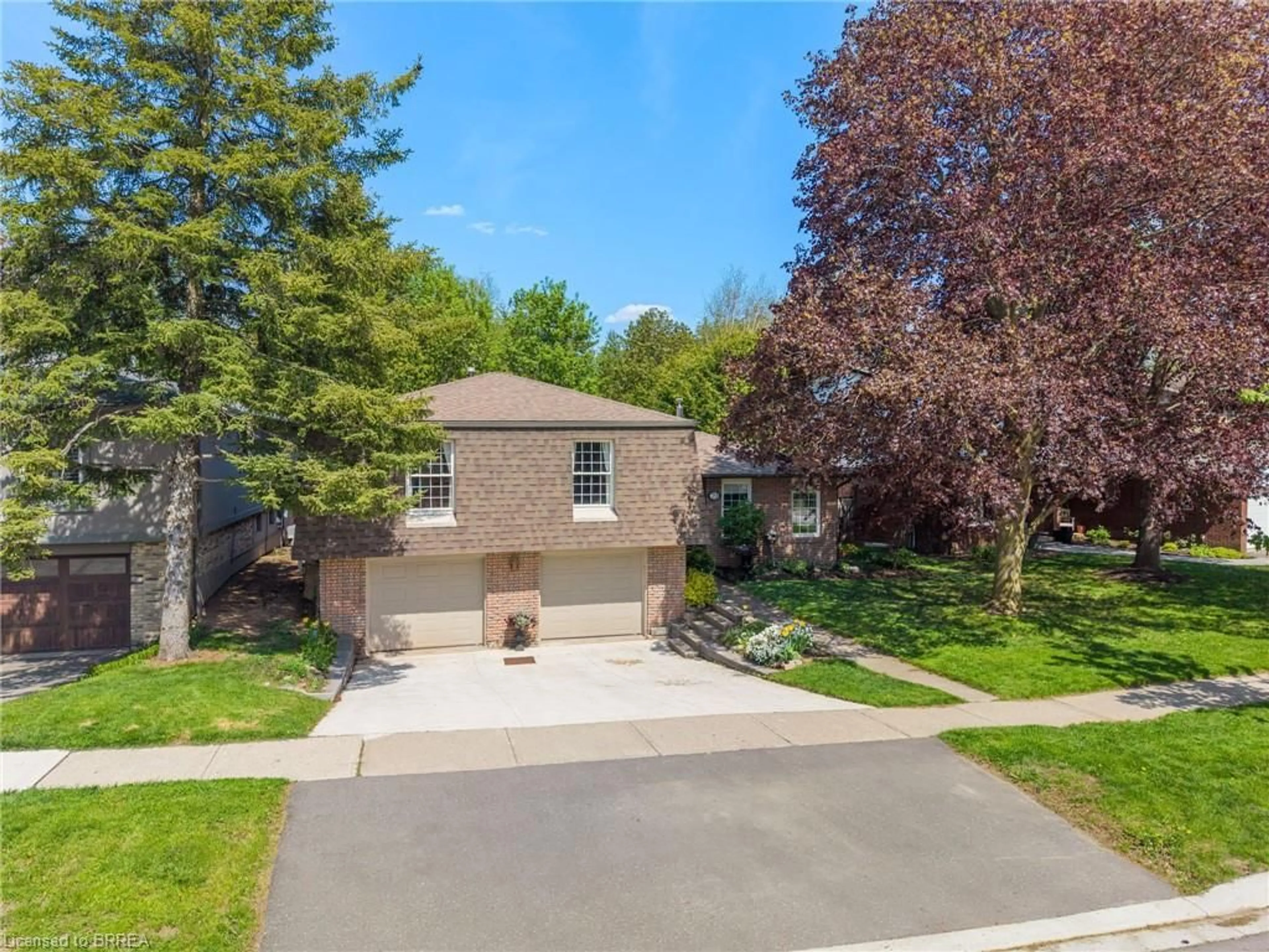 A pic from outside/outdoor area/front of a property/back of a property/a pic from drone, street for 79 Mary St, Georgetown Ontario L7G 4V9