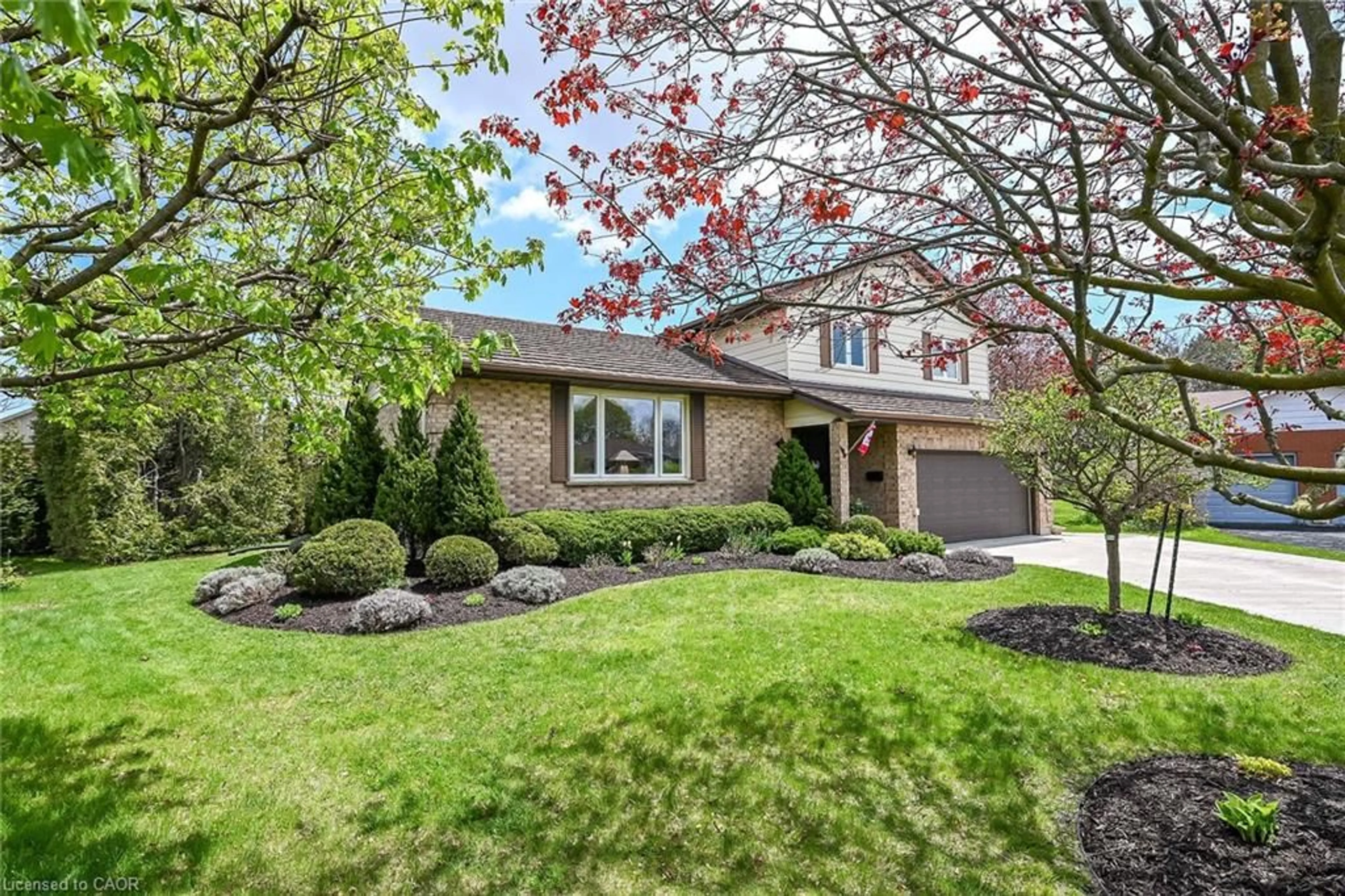 Home with brick exterior material, street for 10 Normandy Crt, Waterford Ontario N0E 1Y0
