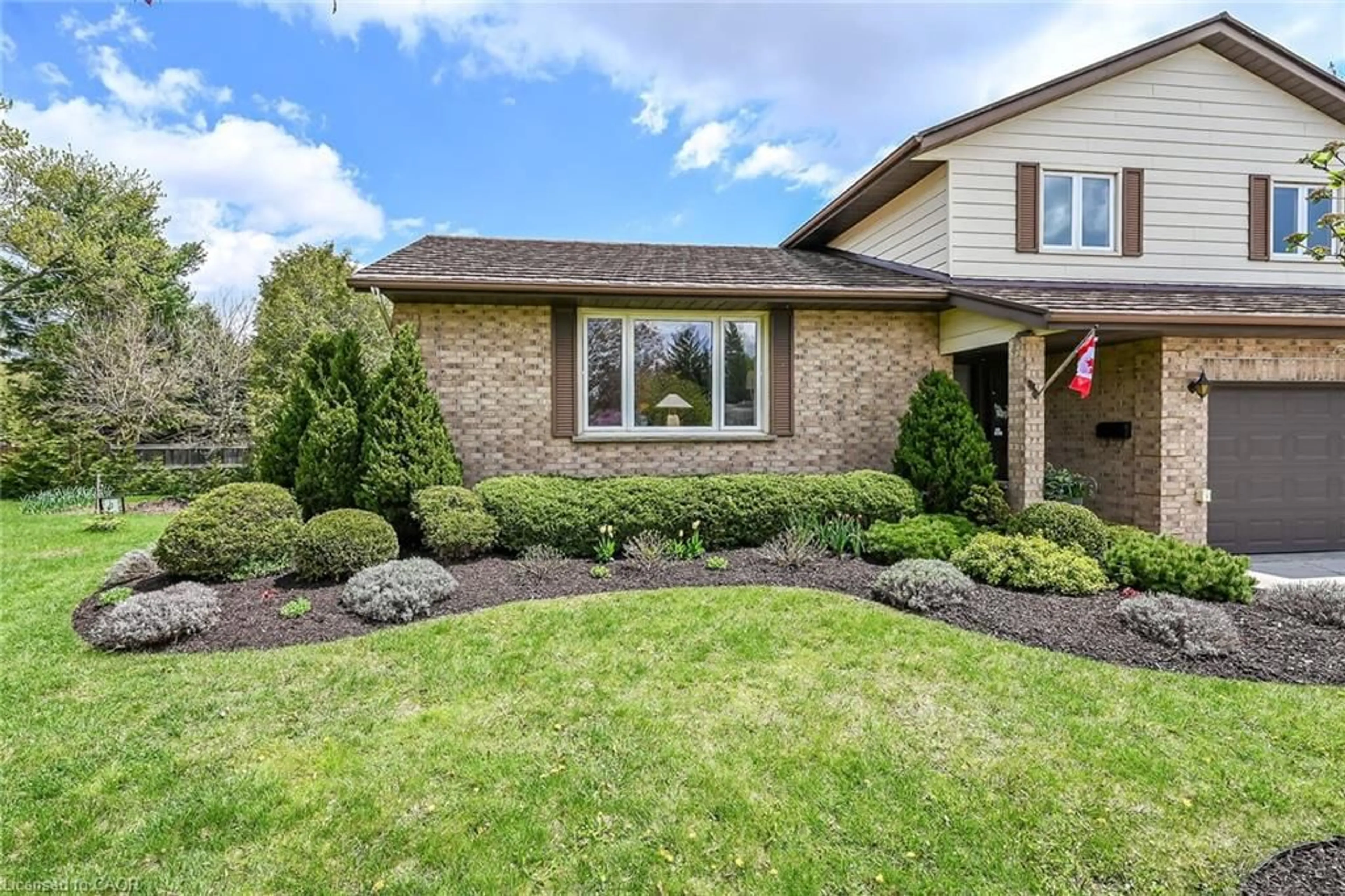 Home with brick exterior material, street for 10 Normandy Crt, Waterford Ontario N0E 1Y0