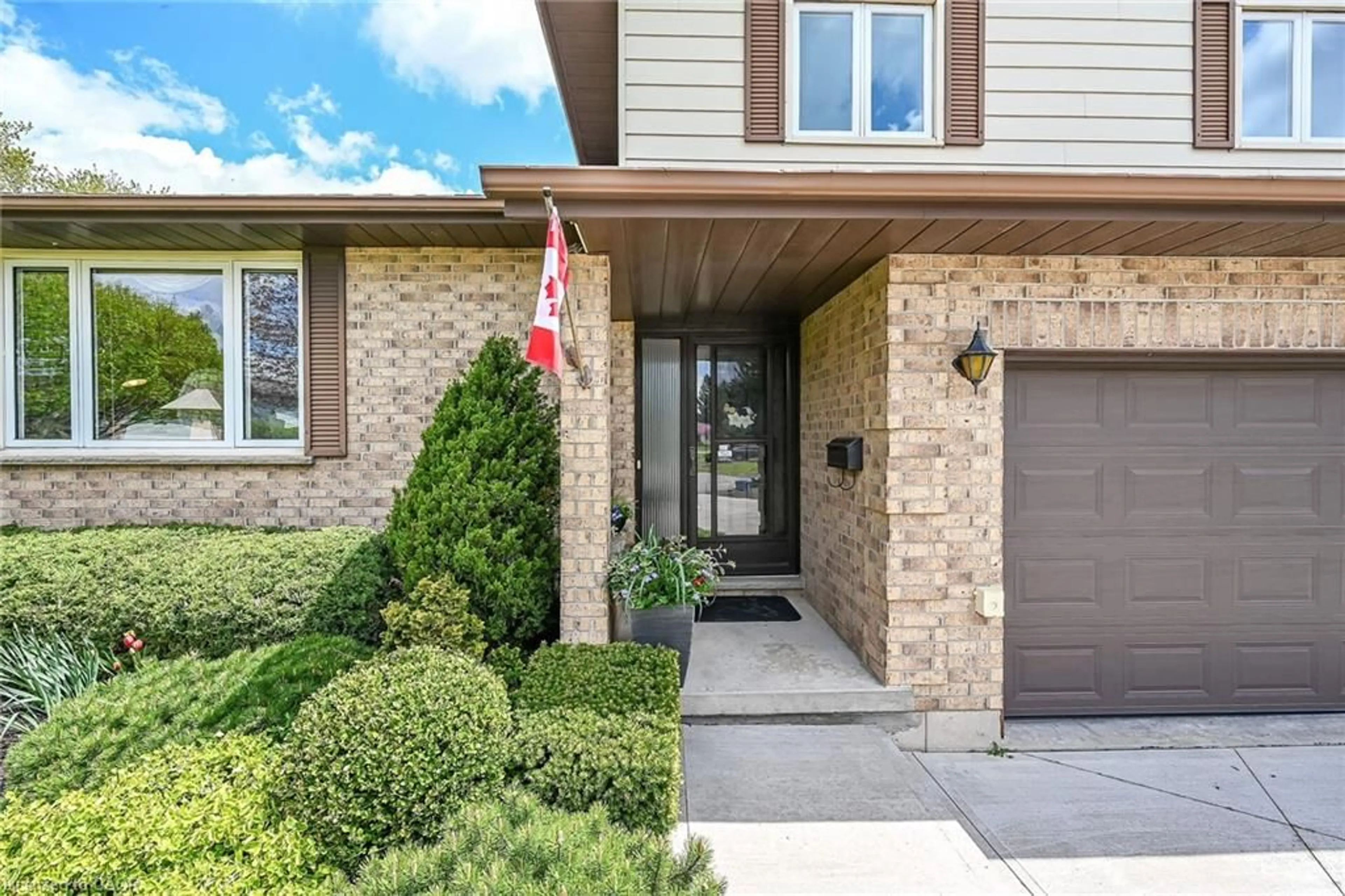 Home with brick exterior material, street for 10 Normandy Crt, Waterford Ontario N0E 1Y0