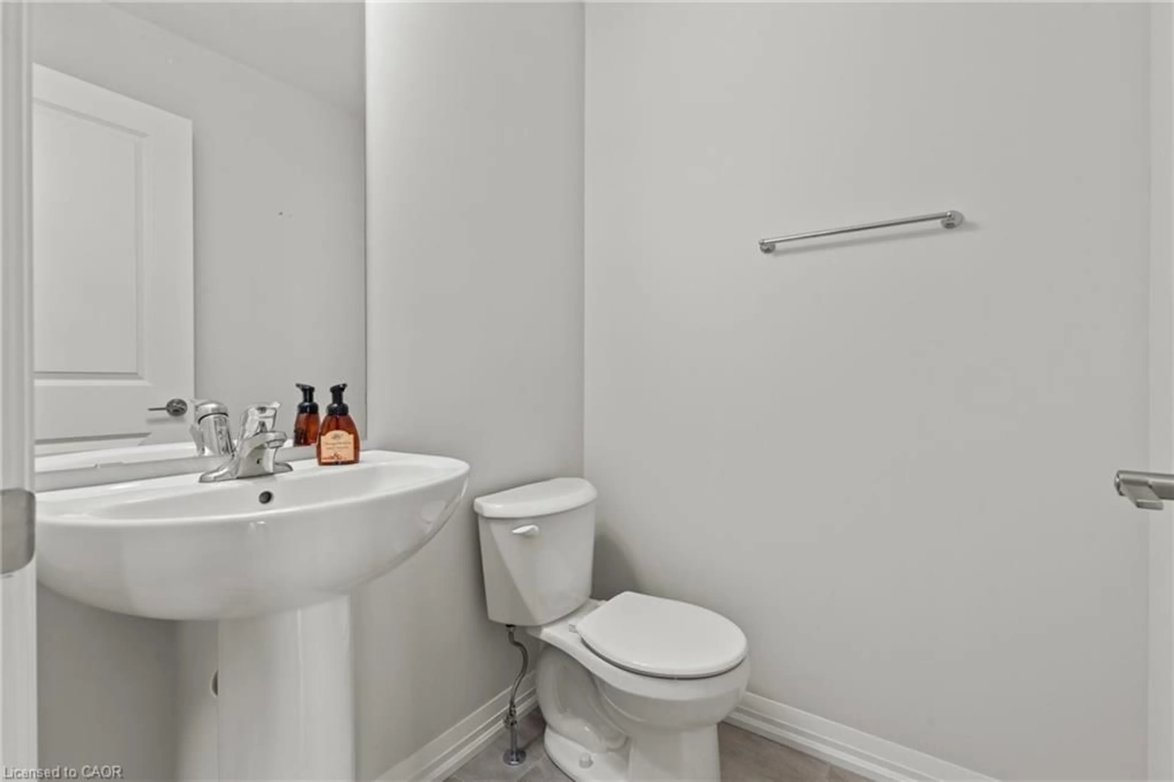Standard bathroom, unknown for 46 Samuel Ave, Fonthill Ontario L2B 5N5