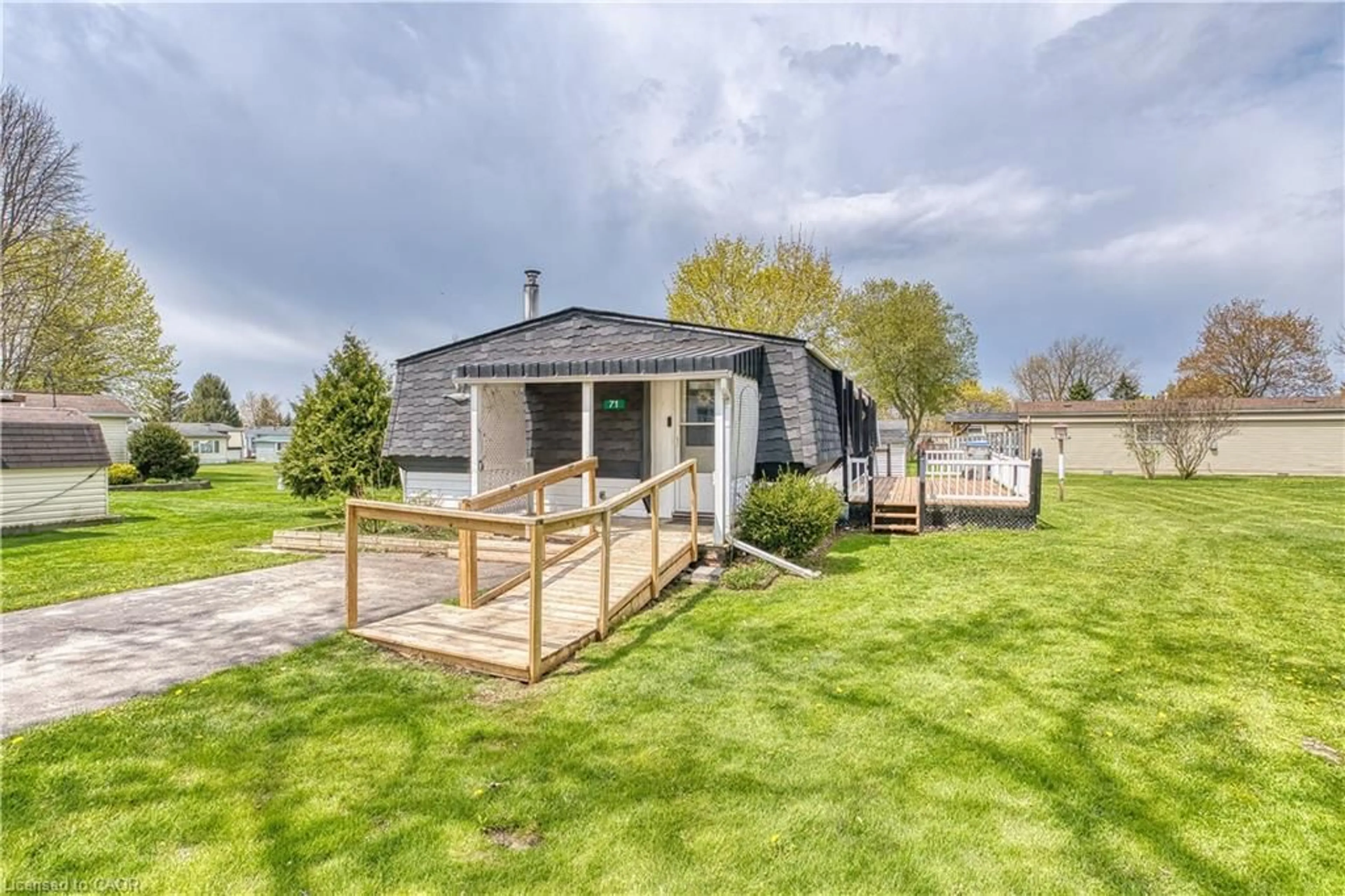 A pic from outside/outdoor area/front of a property/back of a property/a pic from drone, unknown for 71 Fairview Cres, Listowel Ontario N4W 3G8
