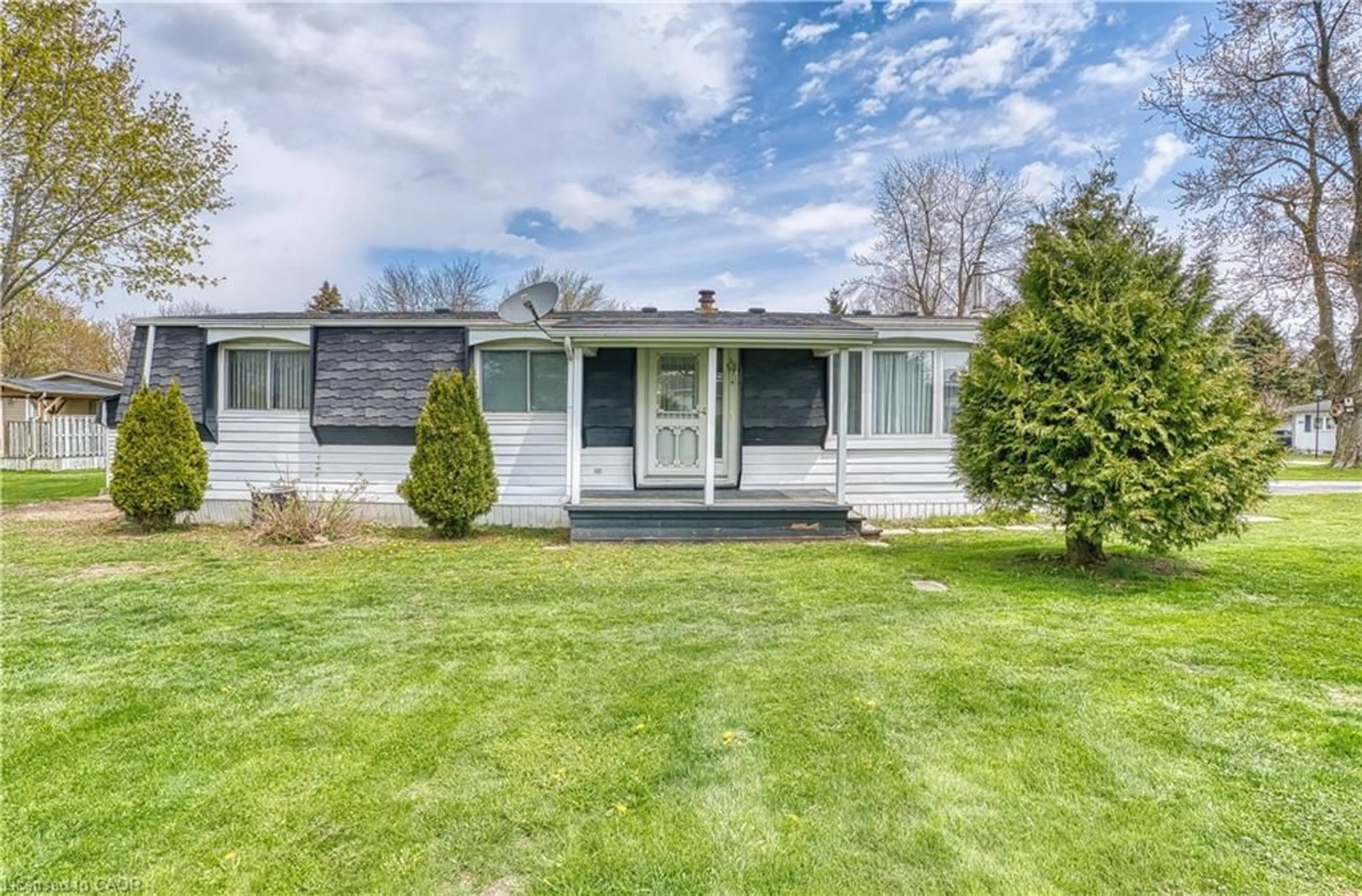 Home with vinyl exterior material, street for 71 Fairview Cres, Listowel Ontario N4W 3G8