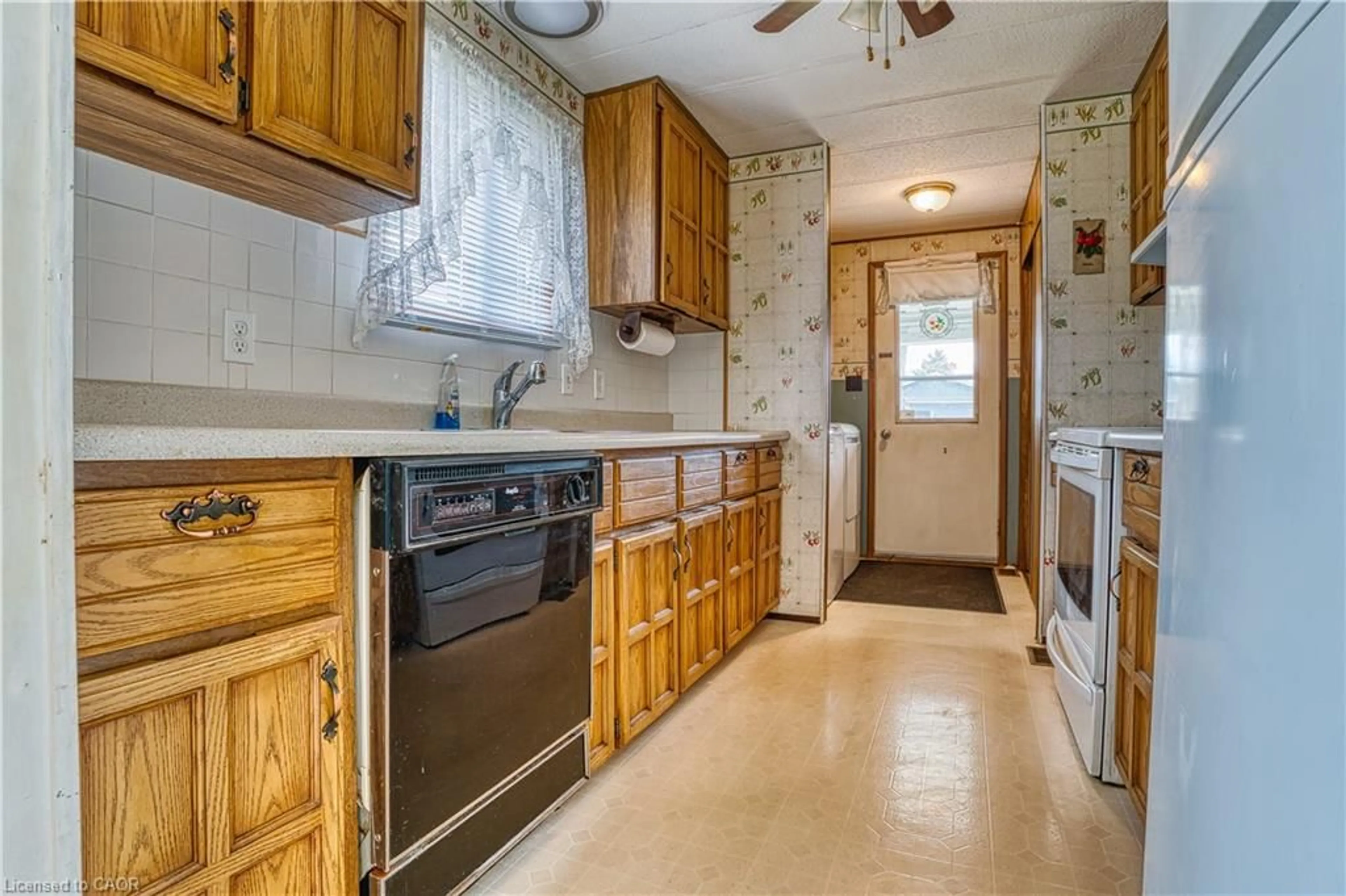 Standard kitchen, ceramic/tile floor for 71 Fairview Cres, Listowel Ontario N4W 3G8