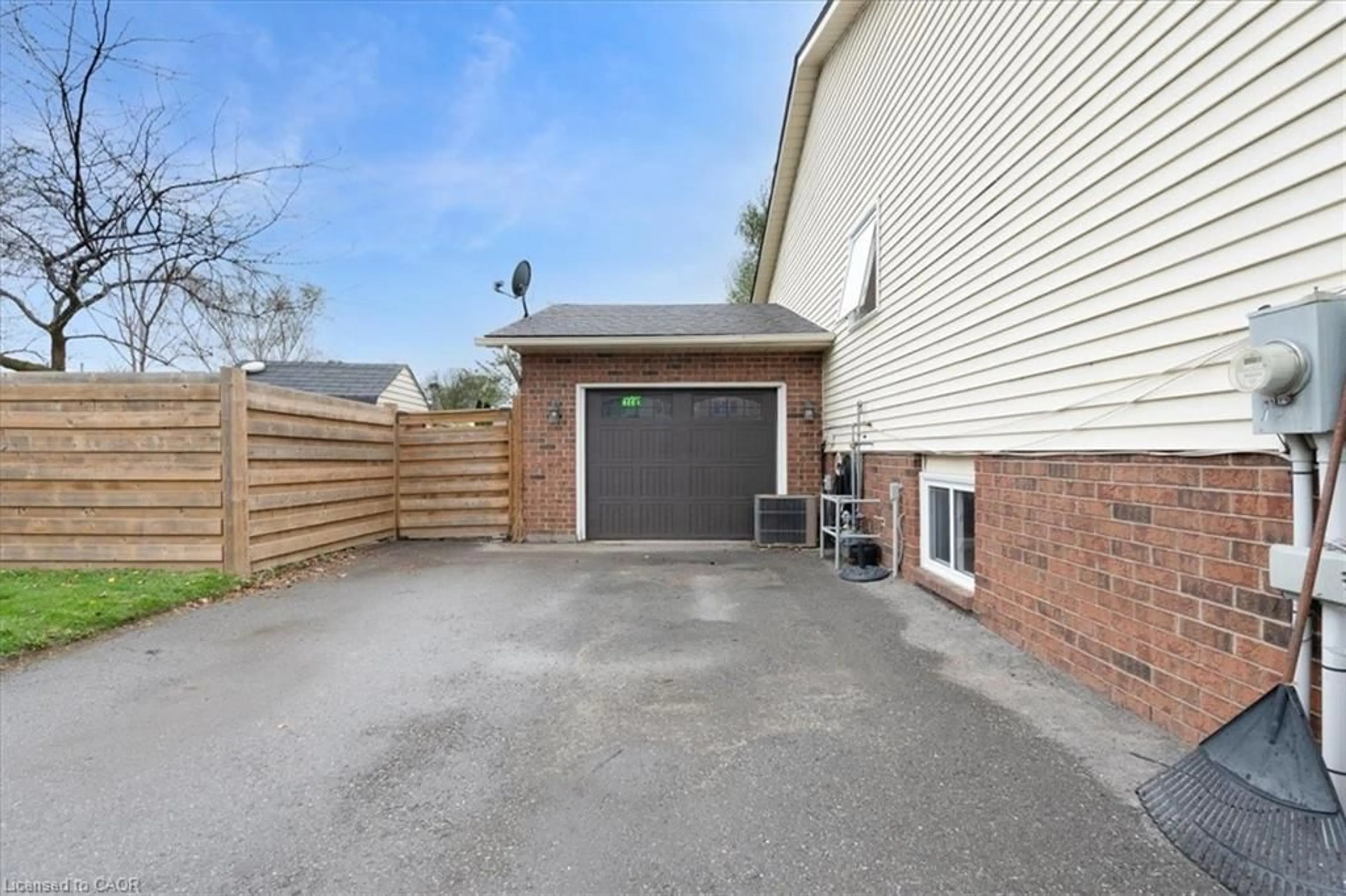 Indoor garage for 3958 23rd St, Vineland Ontario L0R 2C0
