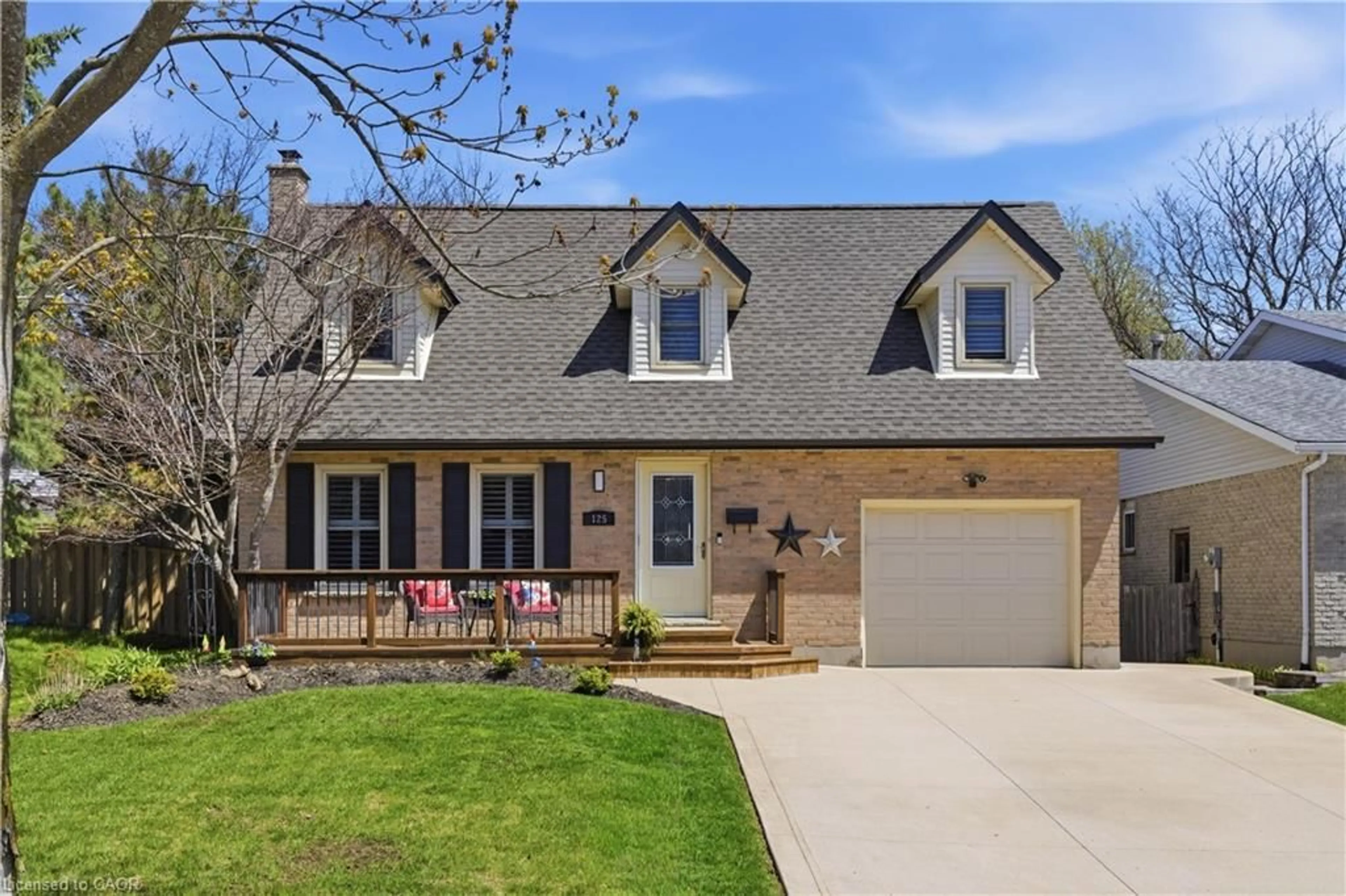 Home with vinyl exterior material, street for 125 Covington Cres, Kitchener Ontario N2N 2X2