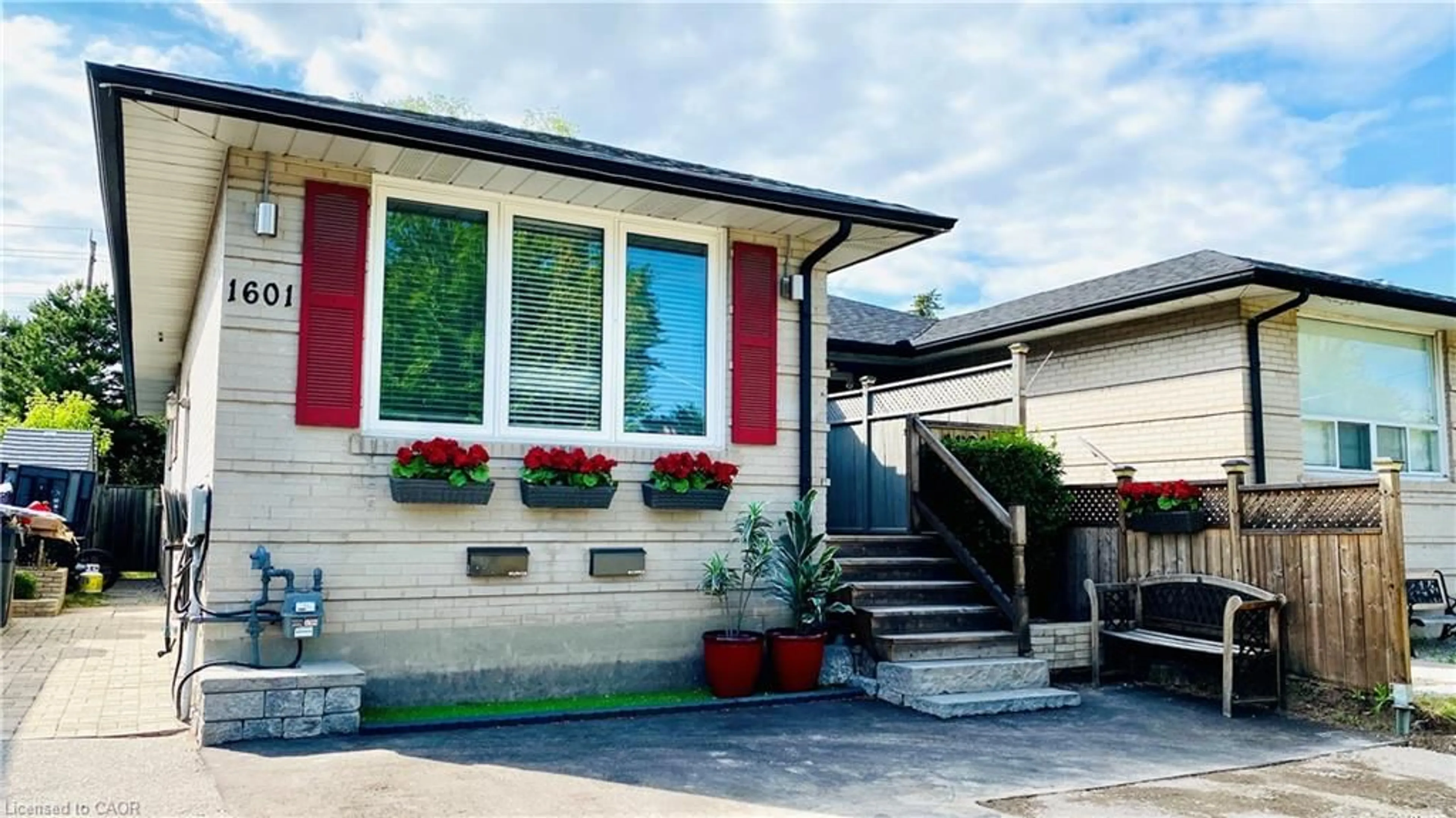 Home with vinyl exterior material, street for 1601 Sandgate Cres, Mississauga Ontario L5J 2E3