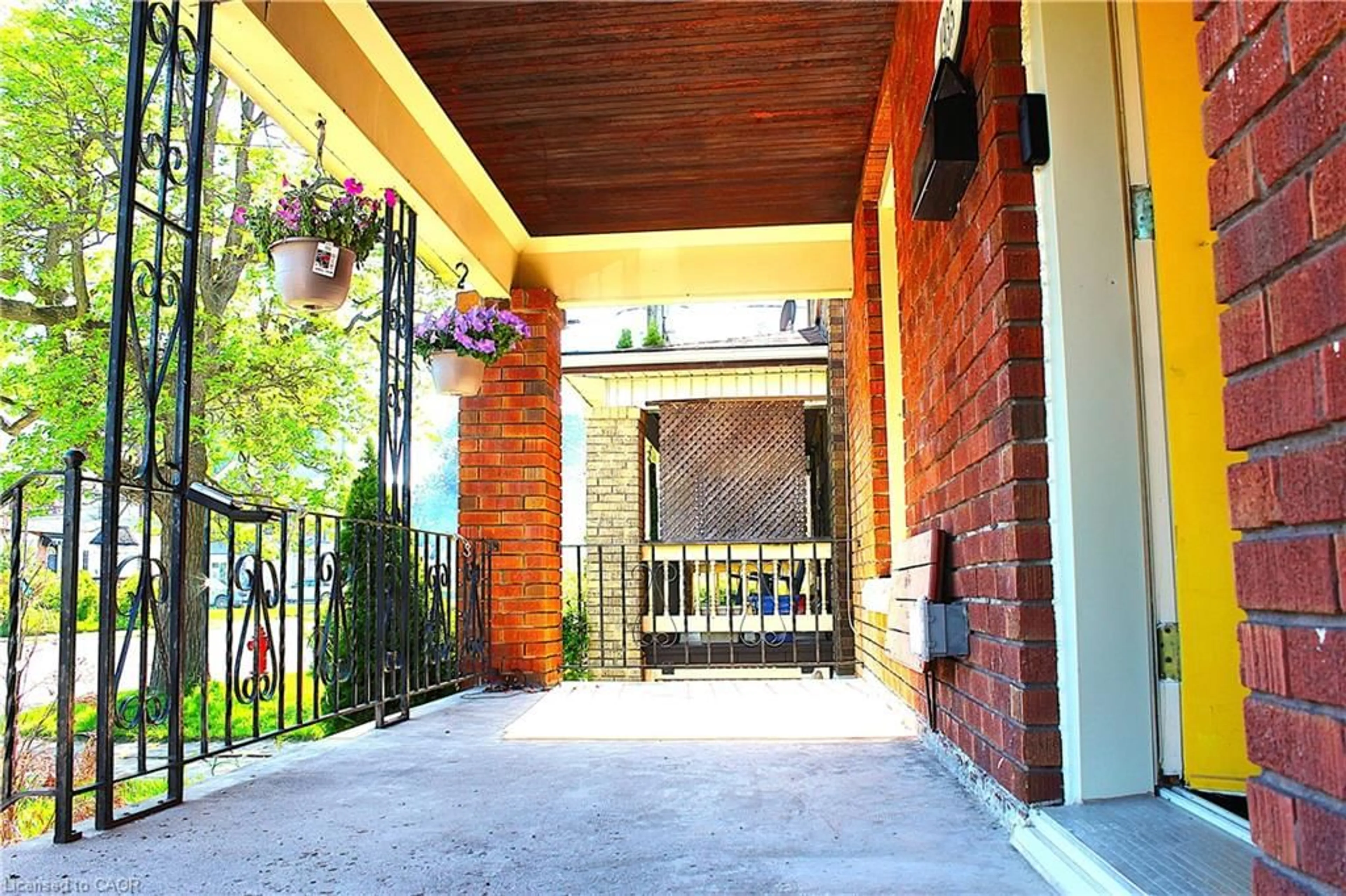 Indoor foyer for 4935 Willmott St, Niagara Falls Ontario L2E 1Z6