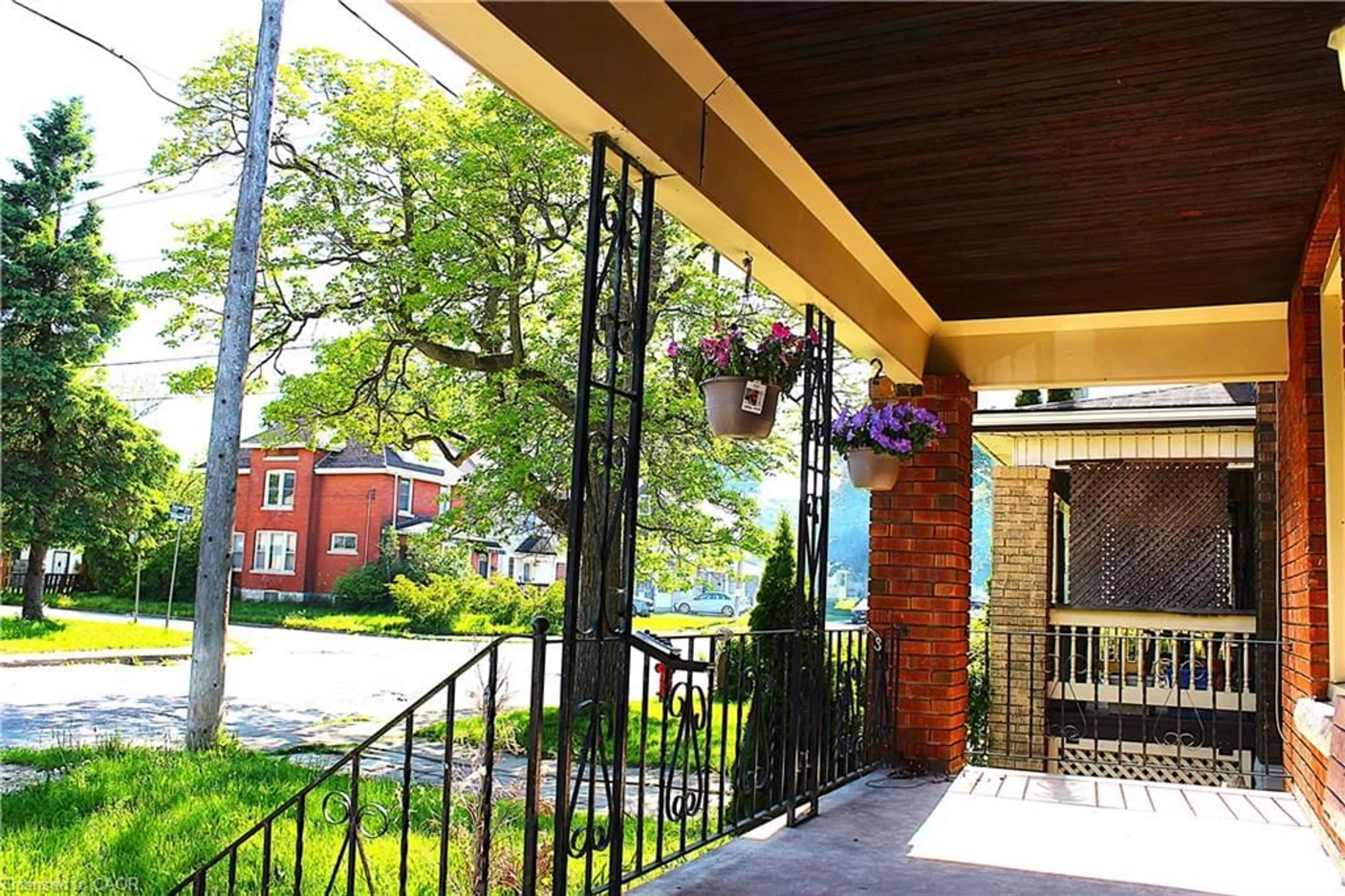 Patio, street for 4935 Willmott St, Niagara Falls Ontario L2E 1Z6