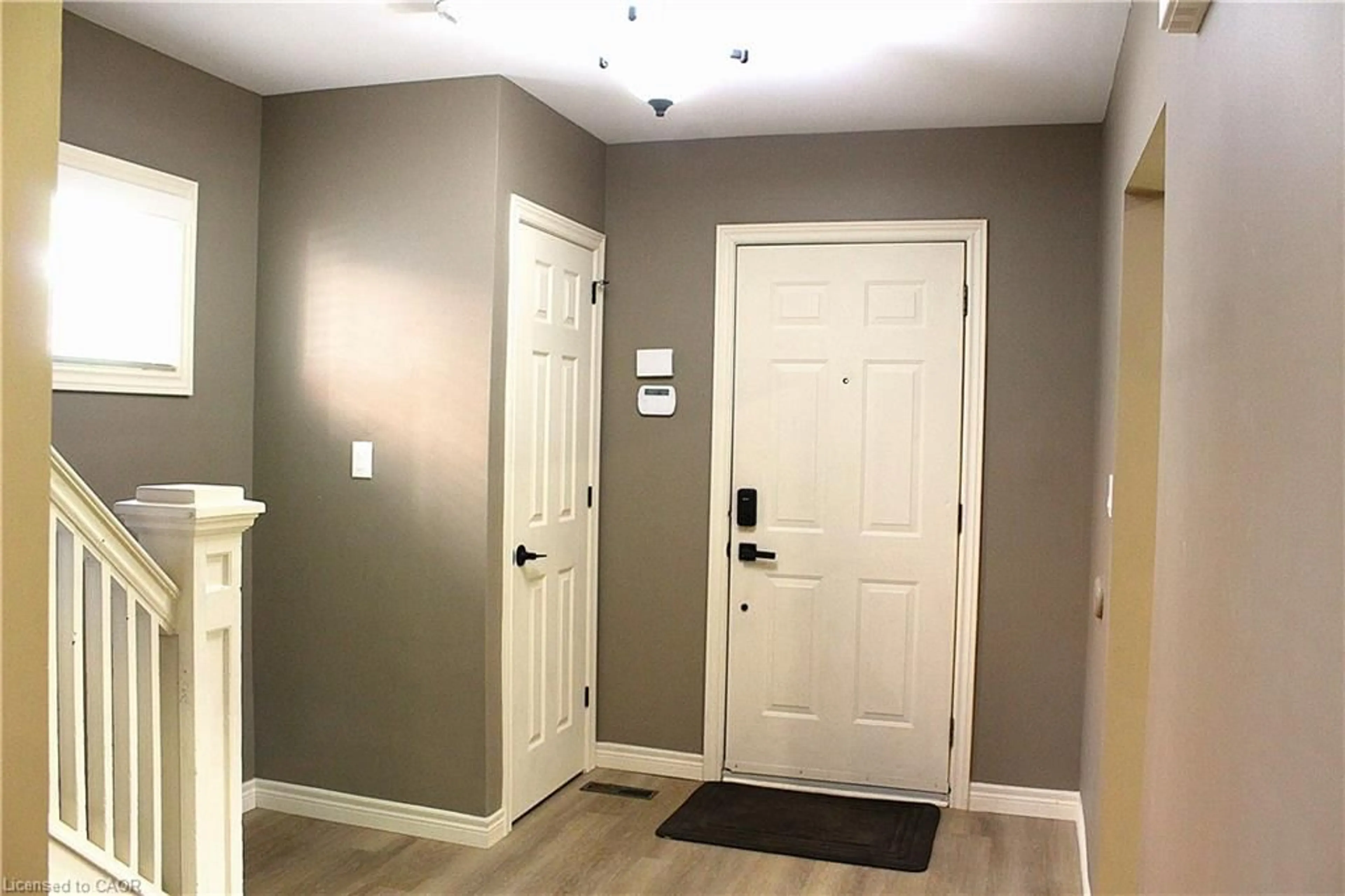 Indoor entryway for 4935 Willmott St, Niagara Falls Ontario L2E 1Z6