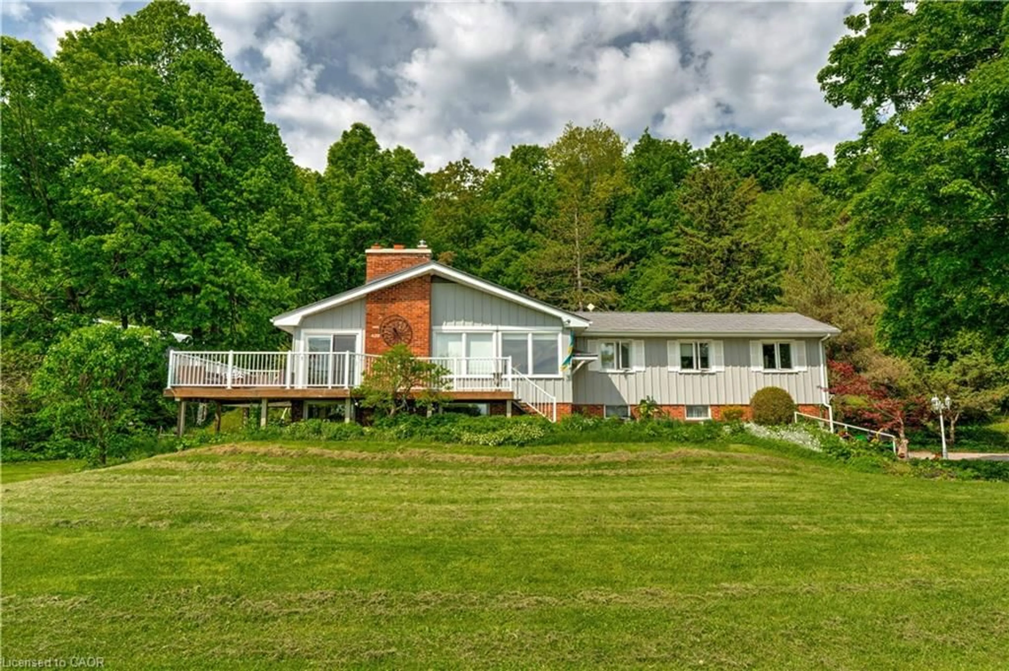A pic from outside/outdoor area/front of a property/back of a property/a pic from drone, unknown for 5086 Walkers Line, Burlington Ontario L7M 0R1