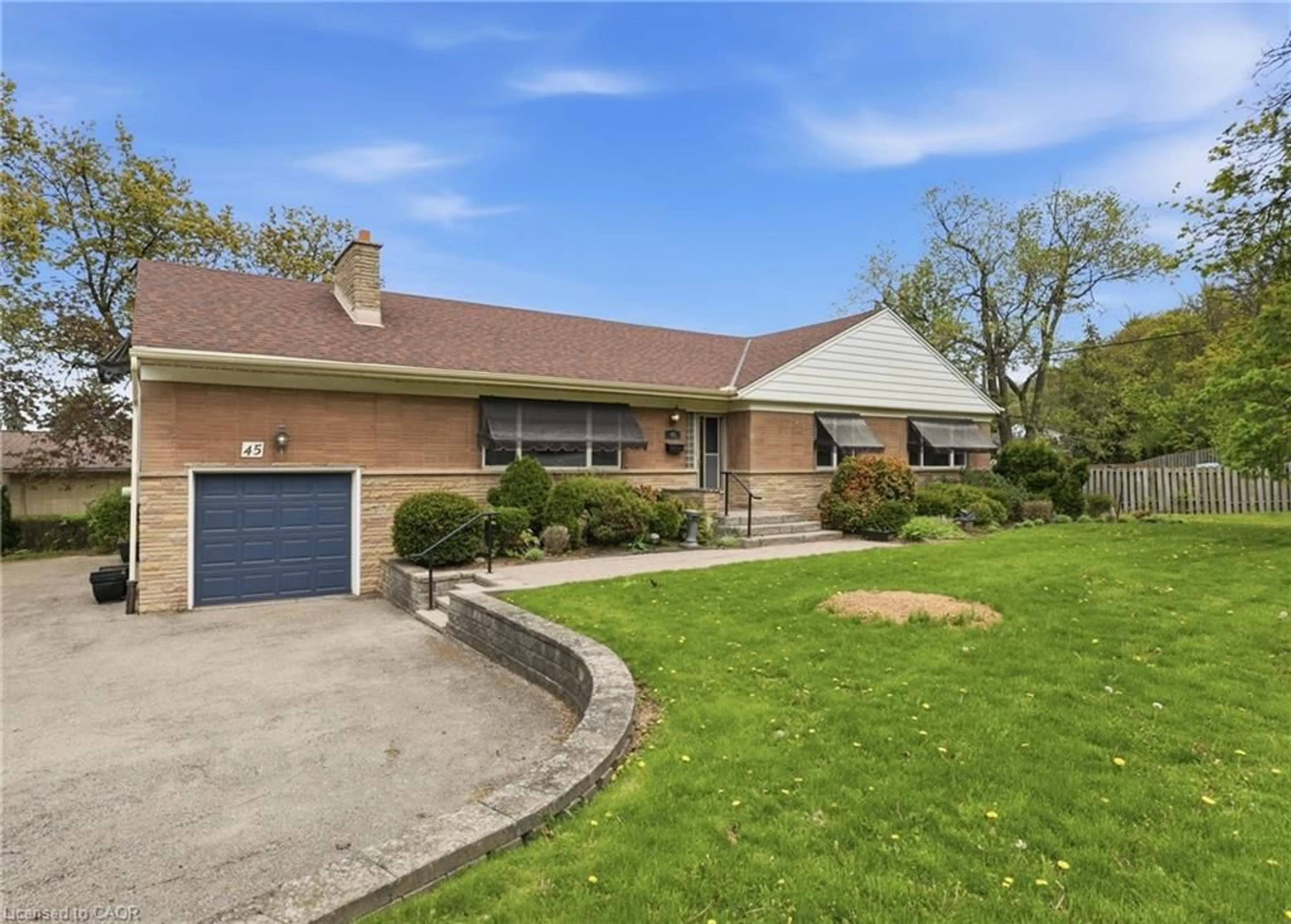 A pic from outside/outdoor area/front of a property/back of a property/a pic from drone, street for 45 New Mountain Rd, Stoney Creek Ontario L8G 2R9