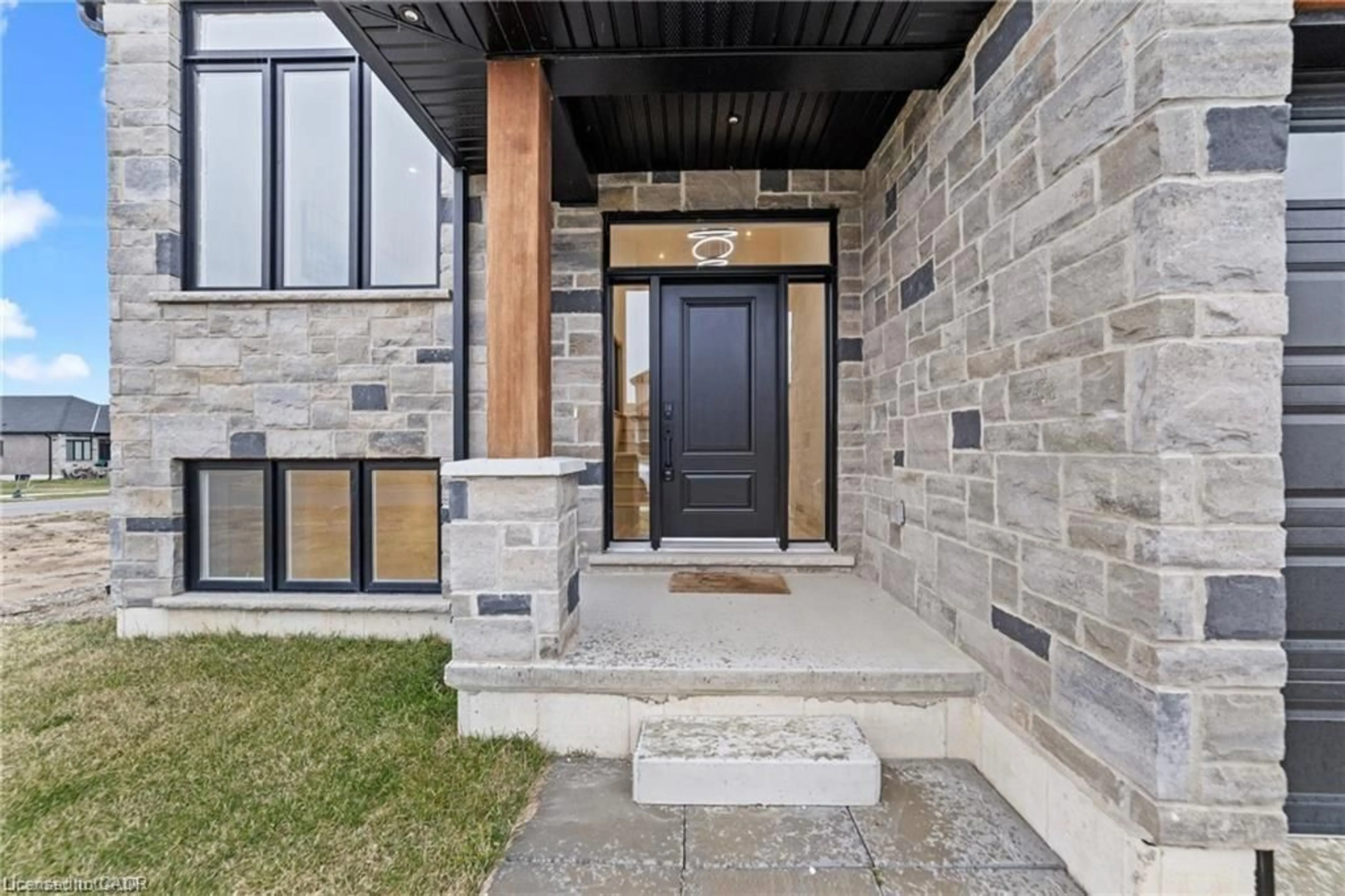 Indoor entryway for 174 Pike Creek Dr, Cayuga Ontario N0A 1E0