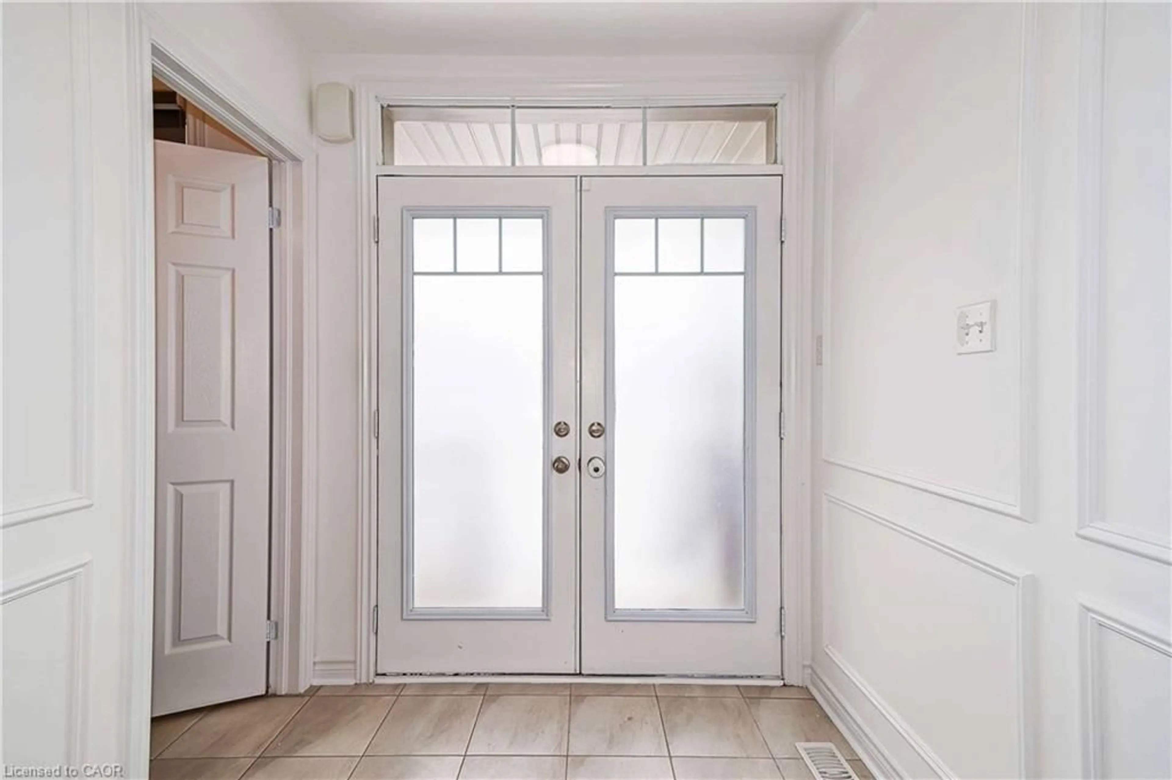 Indoor entryway for 23 Albany St, Collingwood Ontario L9Y 3W8