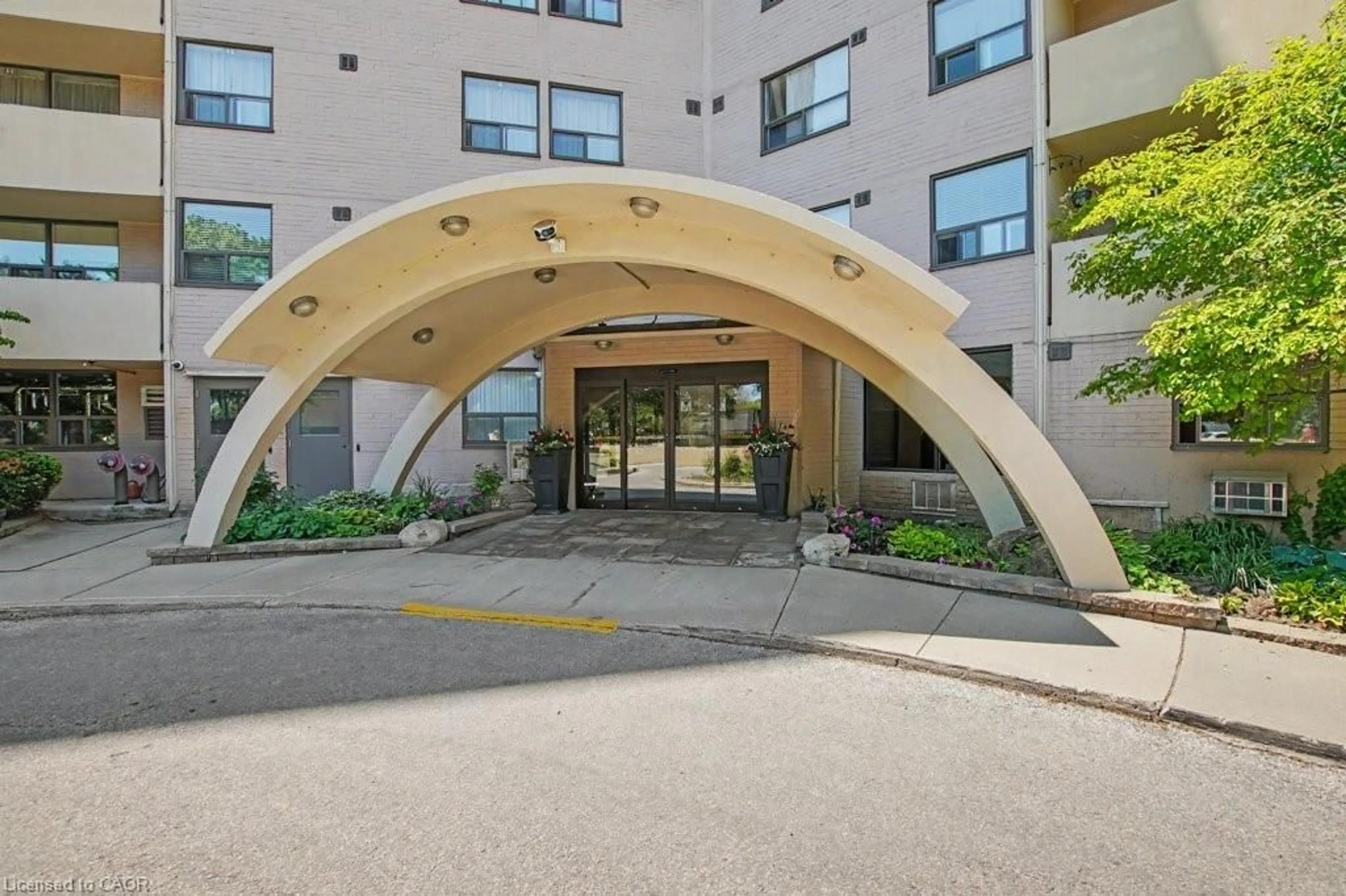 Indoor foyer for 700 Dynes Rd #217, Burlington Ontario L7N 3M2