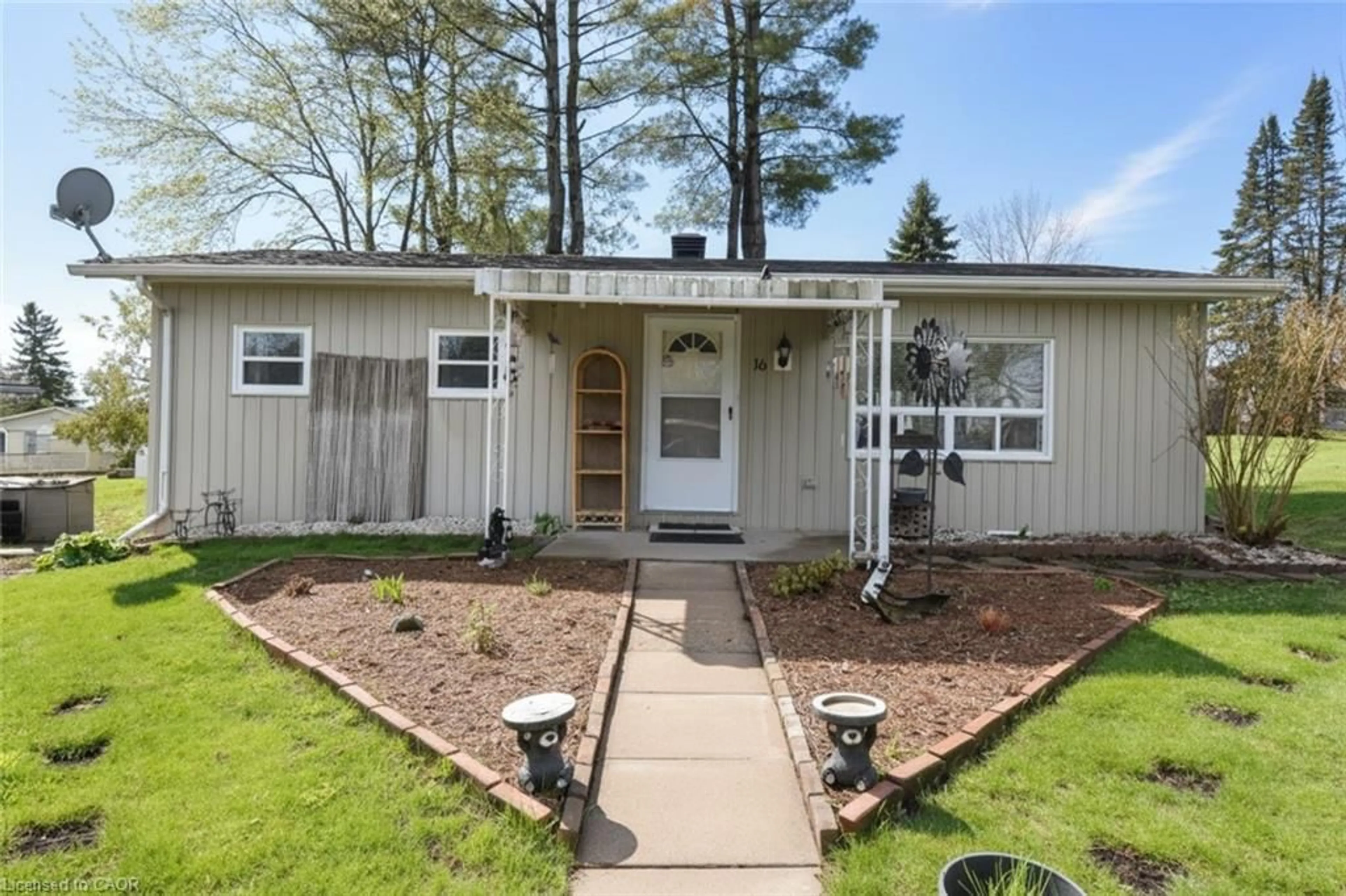 Home with vinyl exterior material, street for 16 Mimosa Cres, Innisfil Ontario L9S 1R1