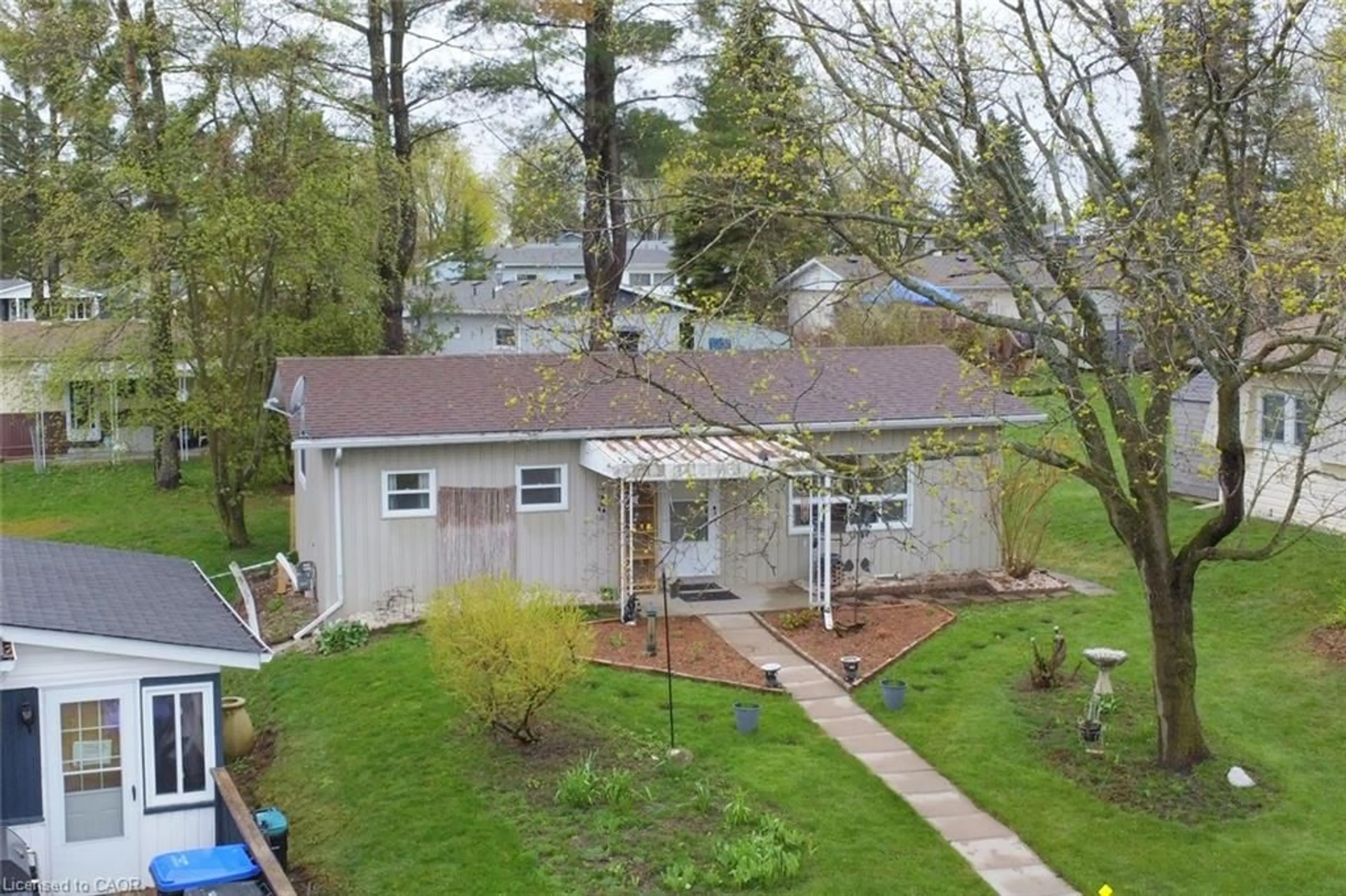 A pic from outside/outdoor area/front of a property/back of a property/a pic from drone, unknown for 16 Mimosa Cres, Innisfil Ontario L9S 1R1