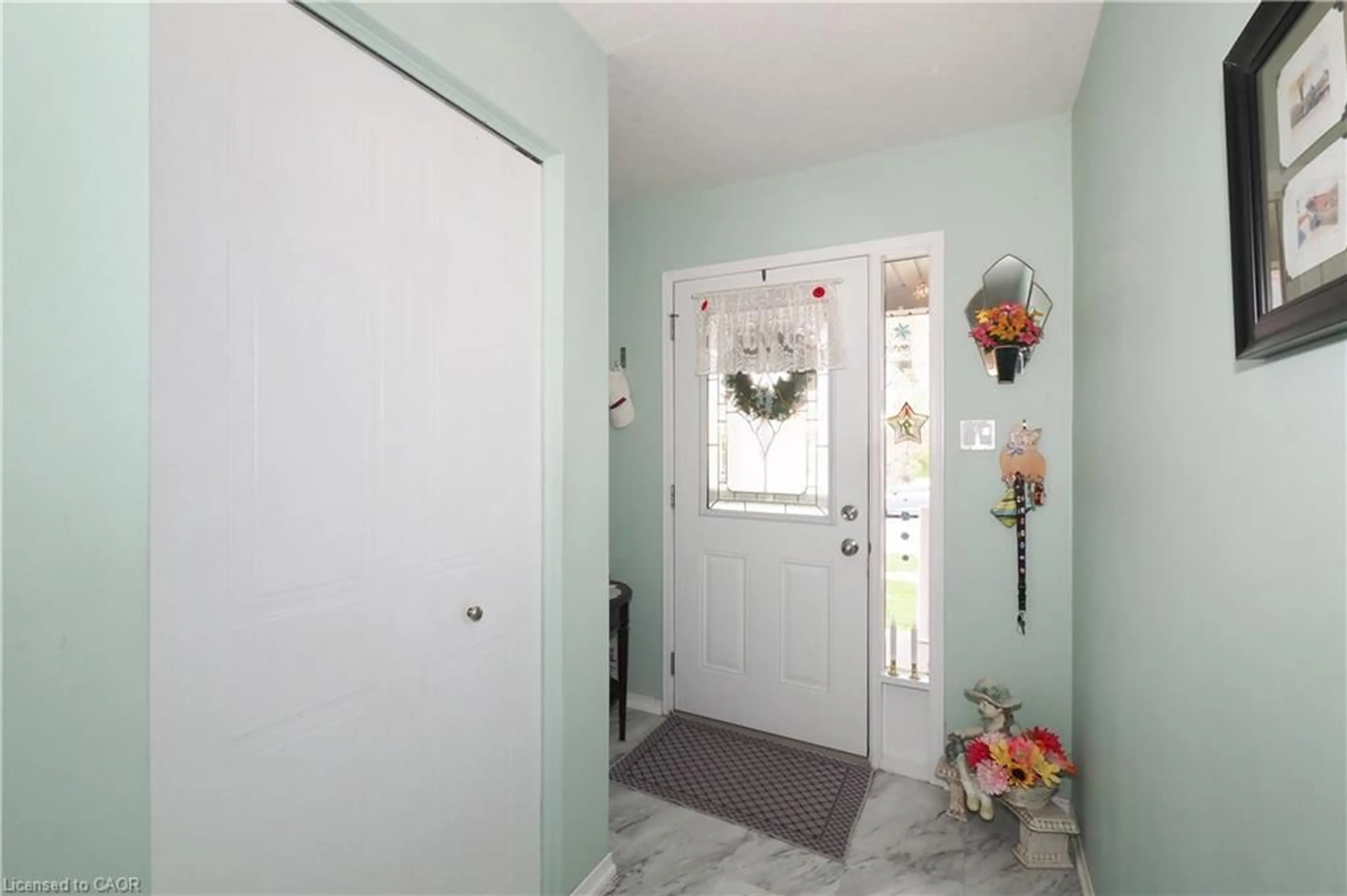Indoor entryway for 14 Brookfield Cres, Kitchener Ontario N2E 0A7