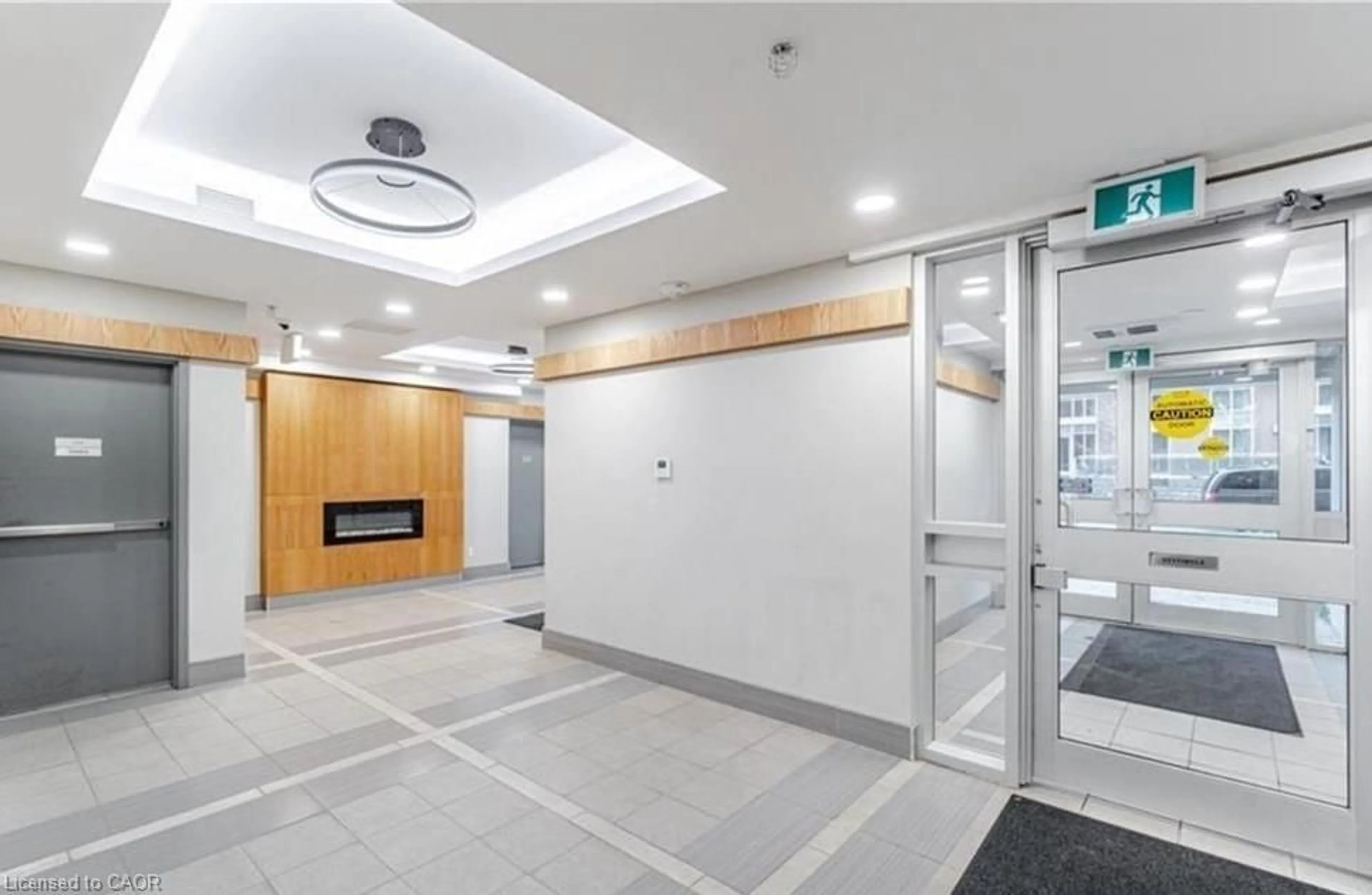 Indoor foyer for 258B Sunview St #283, Waterloo Ontario N2L 0H7