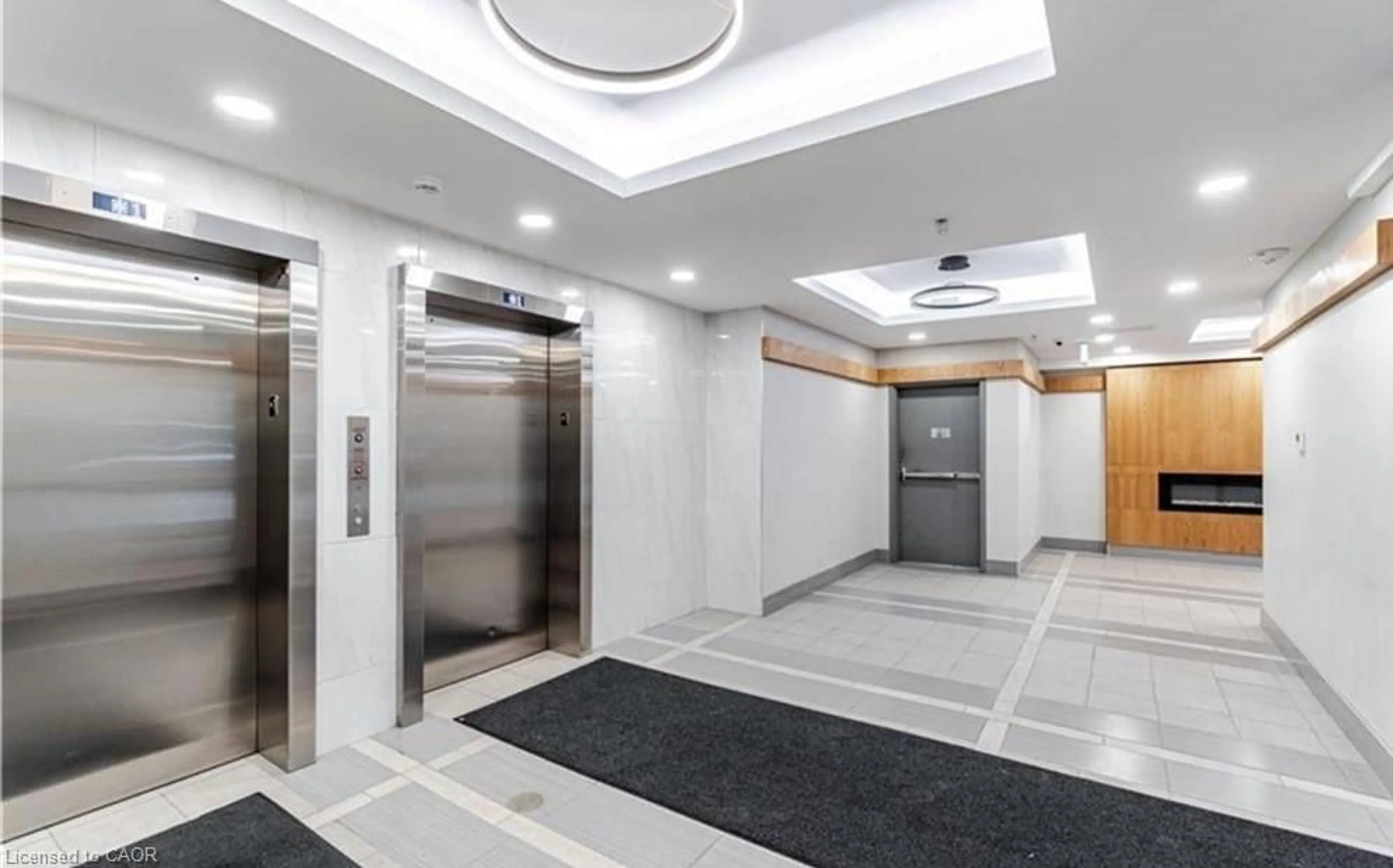 Indoor foyer for 258B Sunview St #283, Waterloo Ontario N2L 0H7
