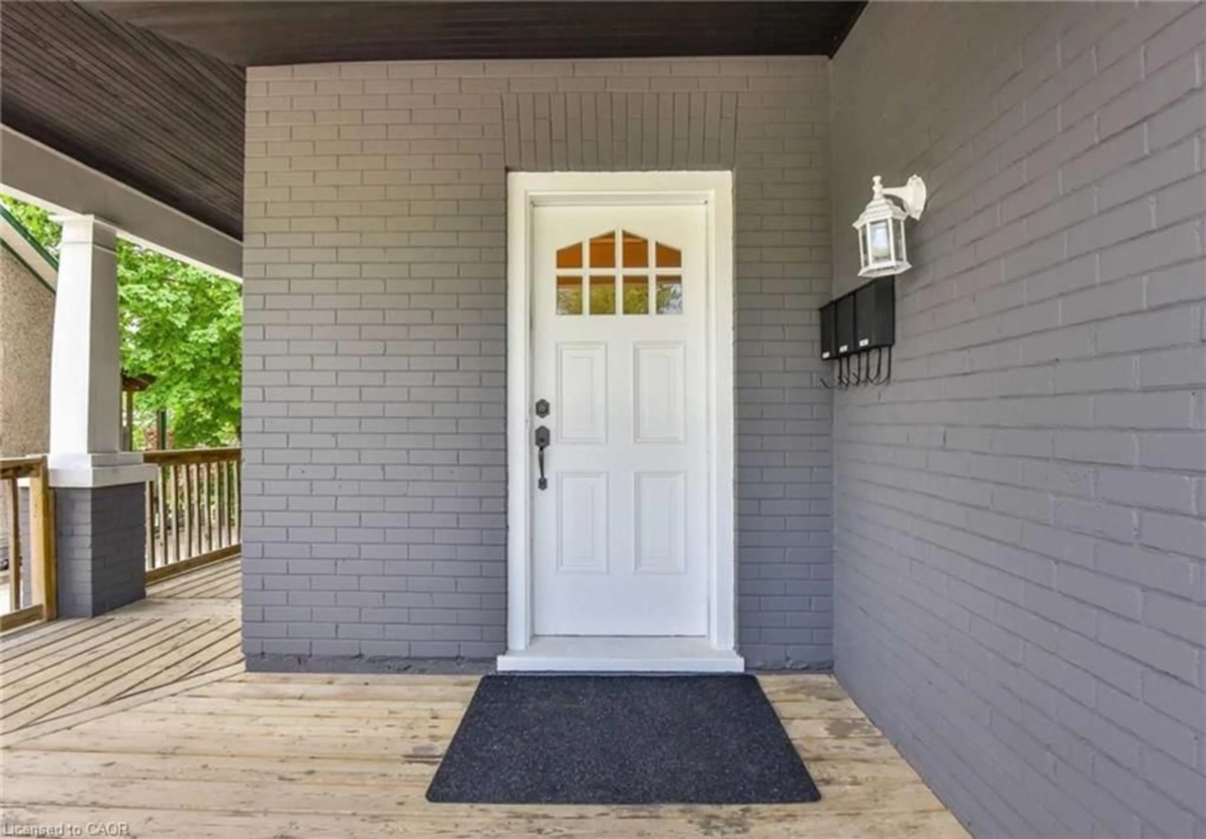 Indoor entryway for 153 St Andrews St, Cambridge Ontario N1S 1N2