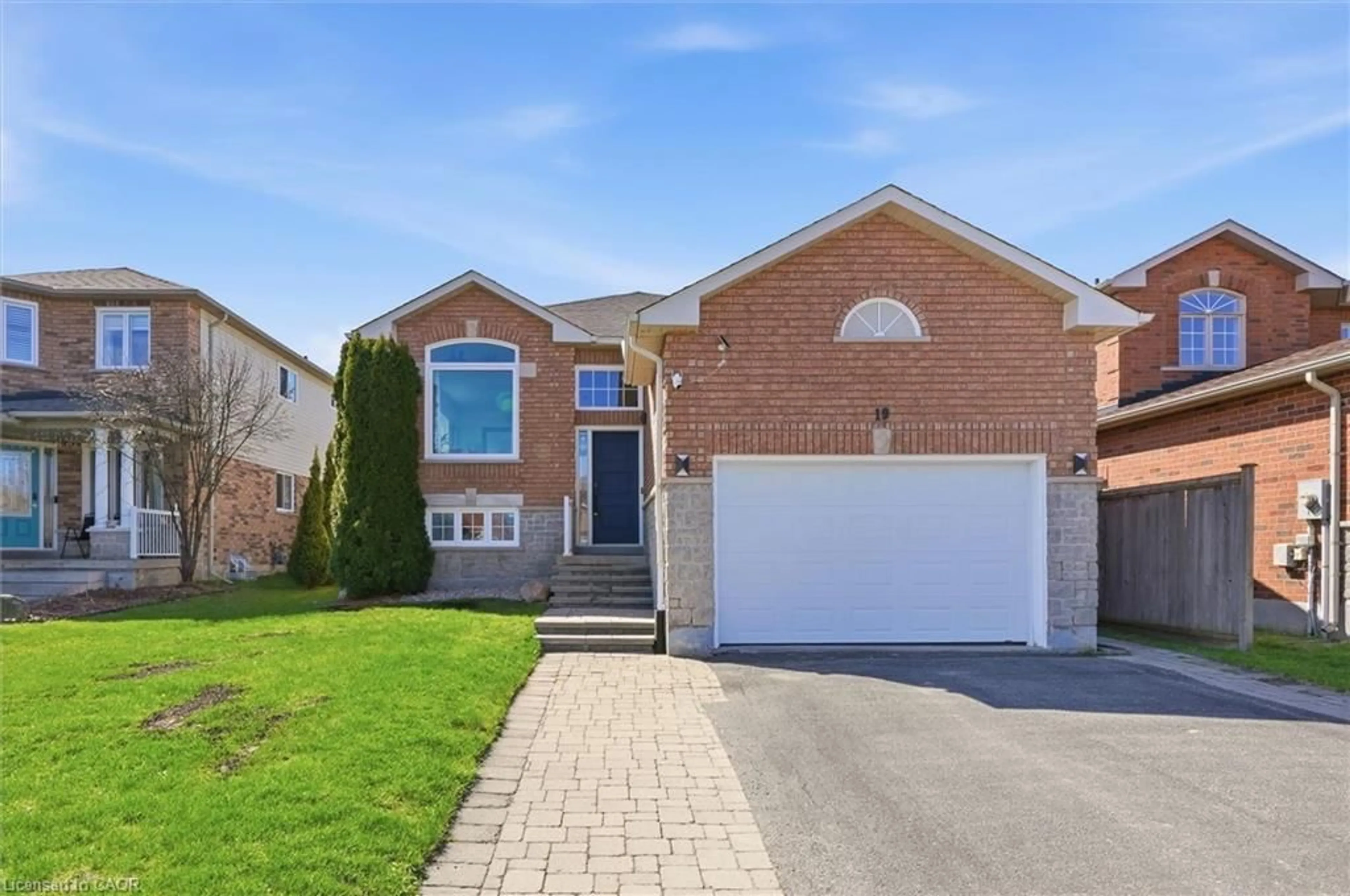 Home with brick exterior material, street for 19 Leslie Ave, Barrie Ontario L4N 9N9
