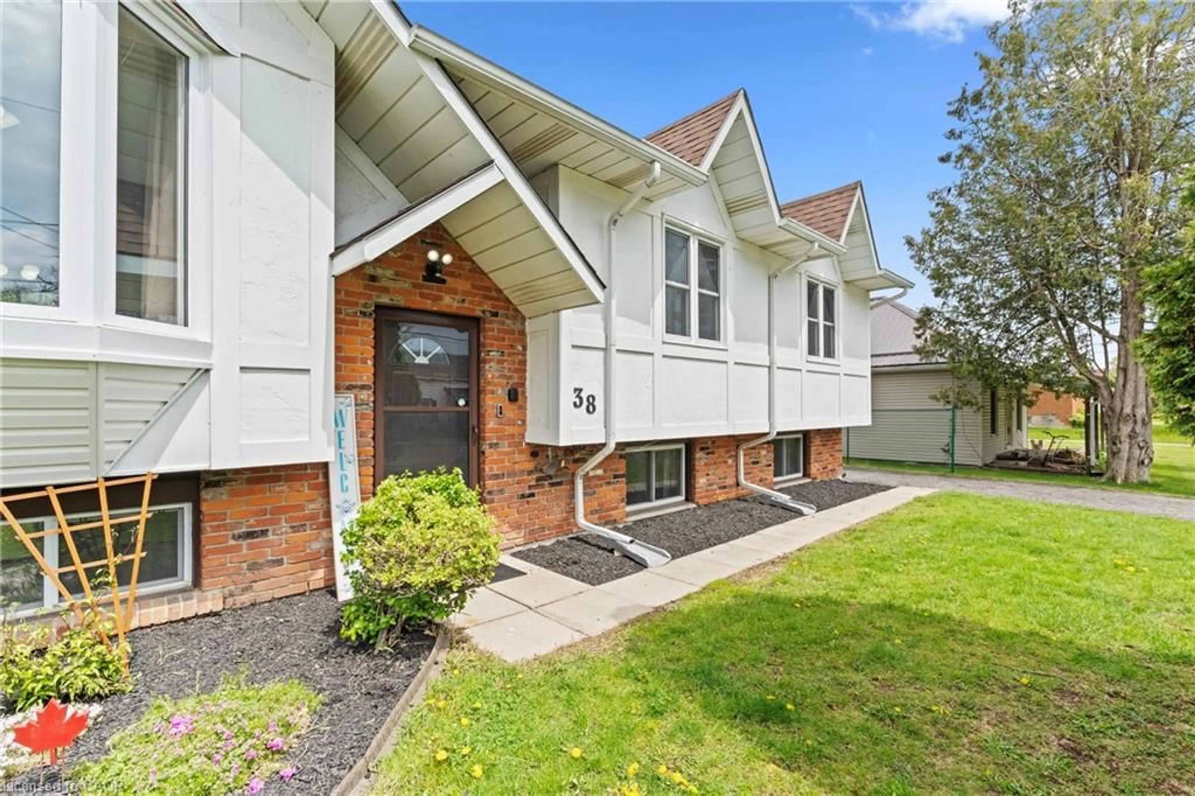 Home with brick exterior material, street for 38 Jane St, Hagersville Ontario N0A 1H0