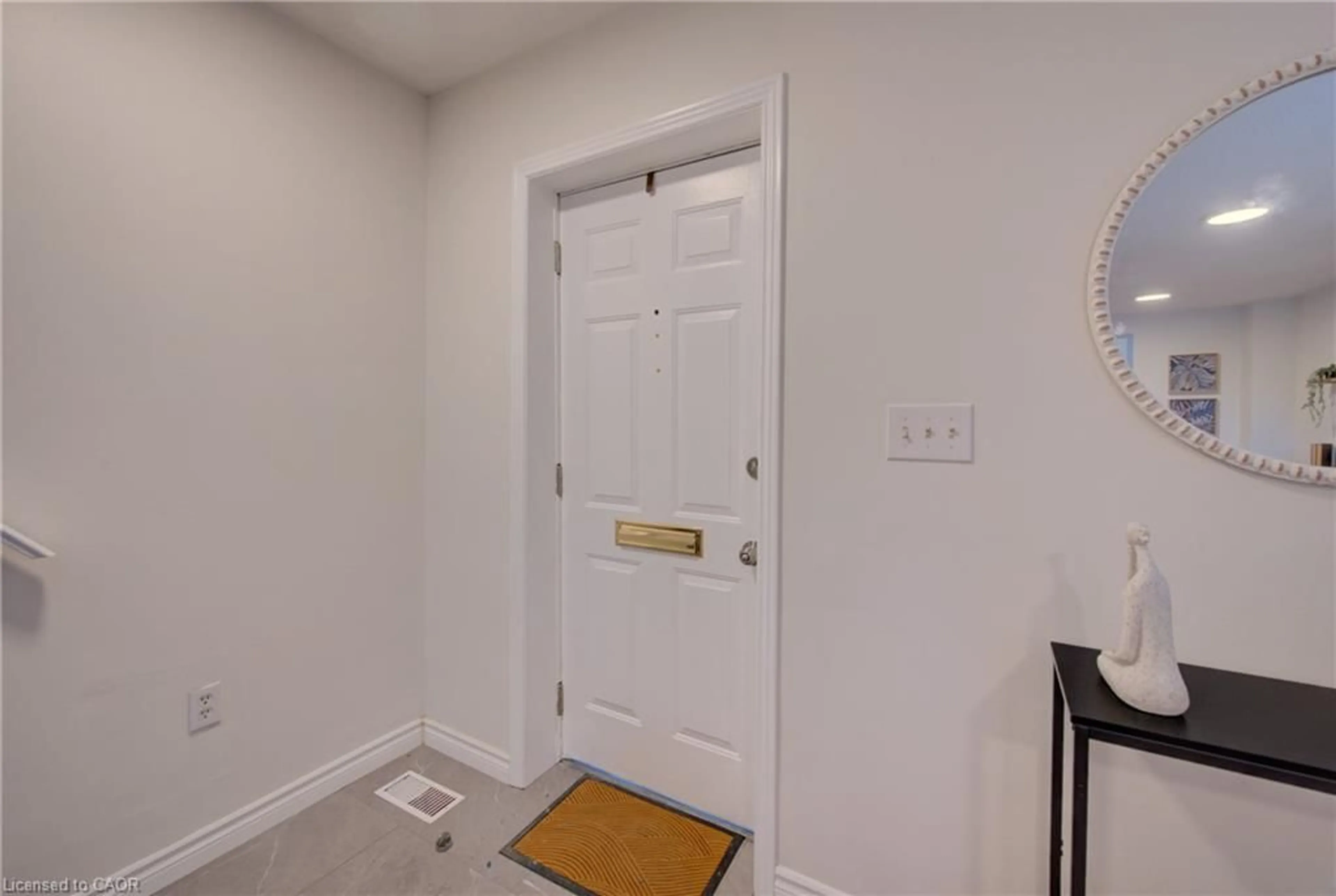 Indoor entryway for 465 Macnab St, Hamilton Ontario L8L 1L6