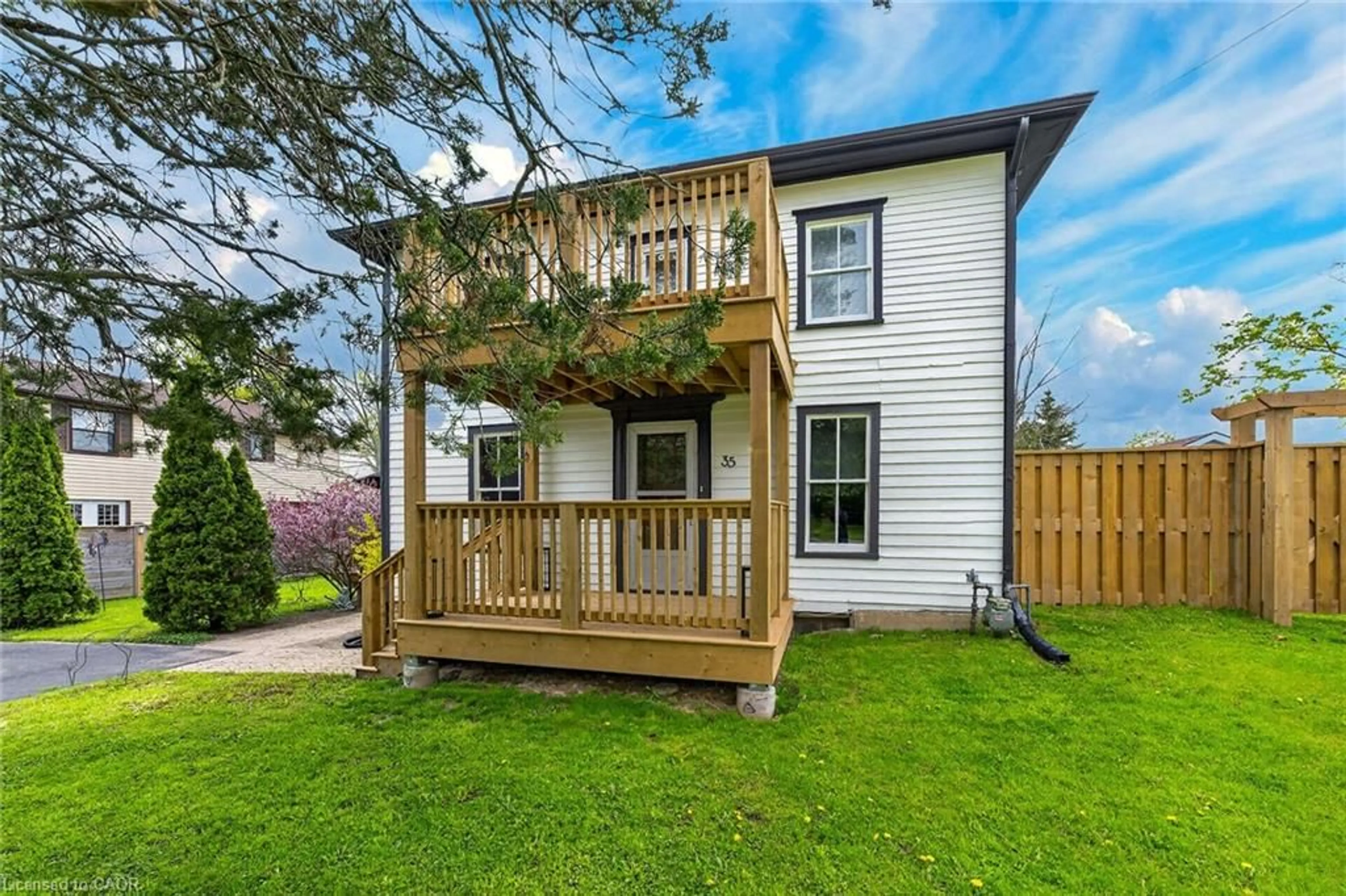 Home with vinyl exterior material, unknown for 35 Ottawa St, Cayuga Ontario N0A 1E0