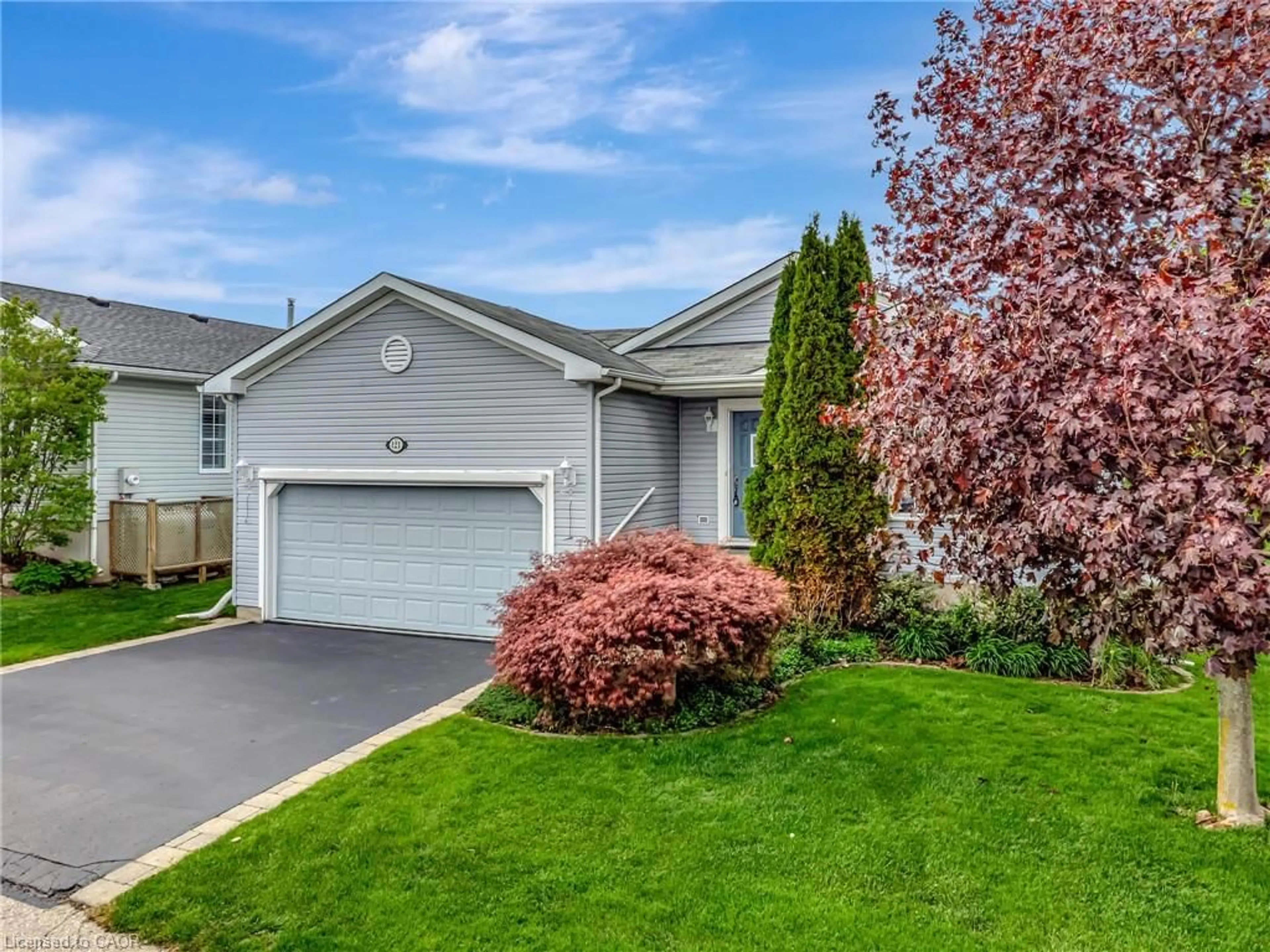 Home with vinyl exterior material, street for 121 Crumlin Lane, Freelton Ontario L8B 1A5