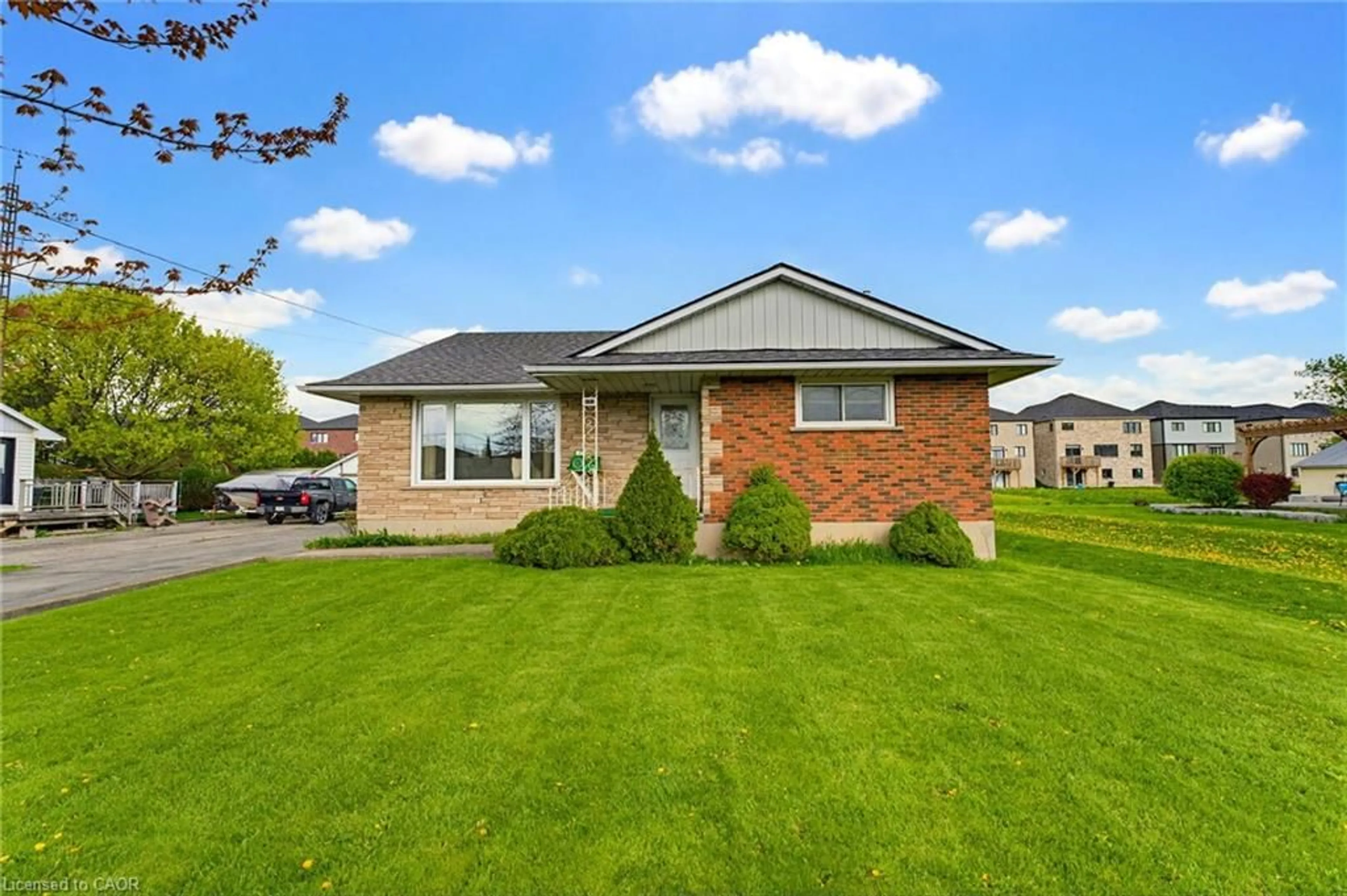 Home with brick exterior material, street for 127 King St, Hagersville Ontario N0A 1H0