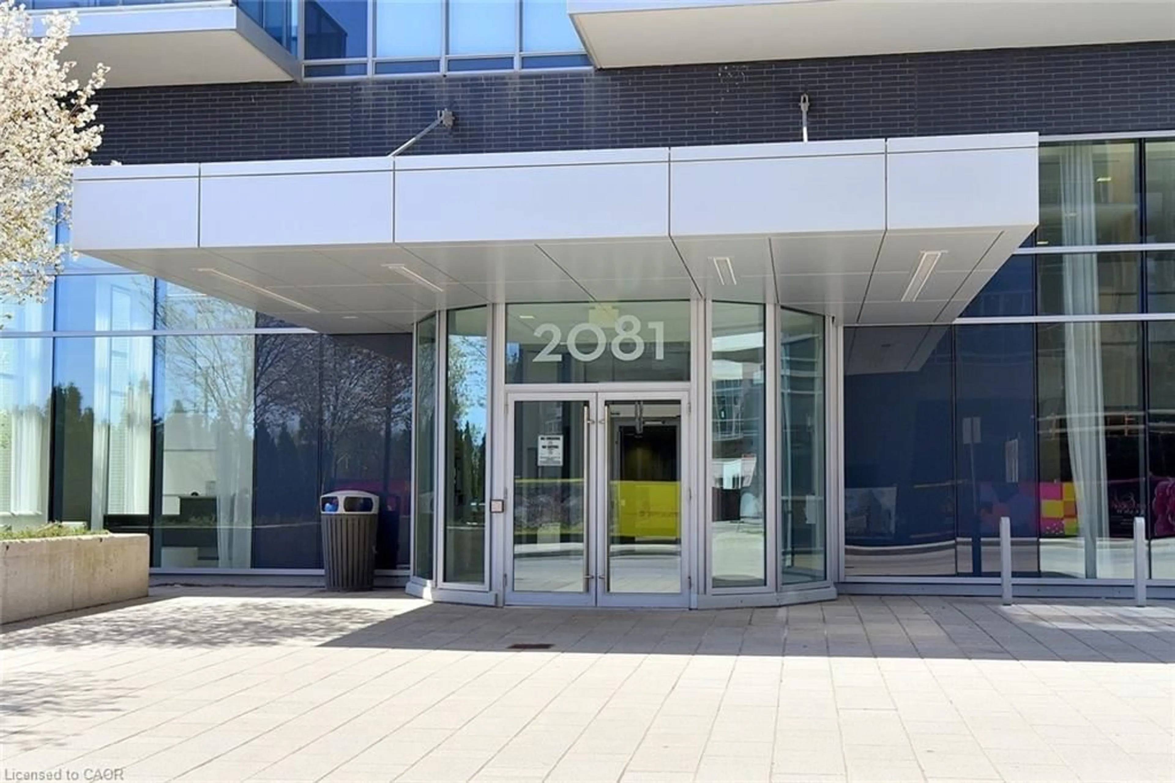 Indoor foyer for 2081 Fairview St #1003, Burlington Ontario L7R 0E4