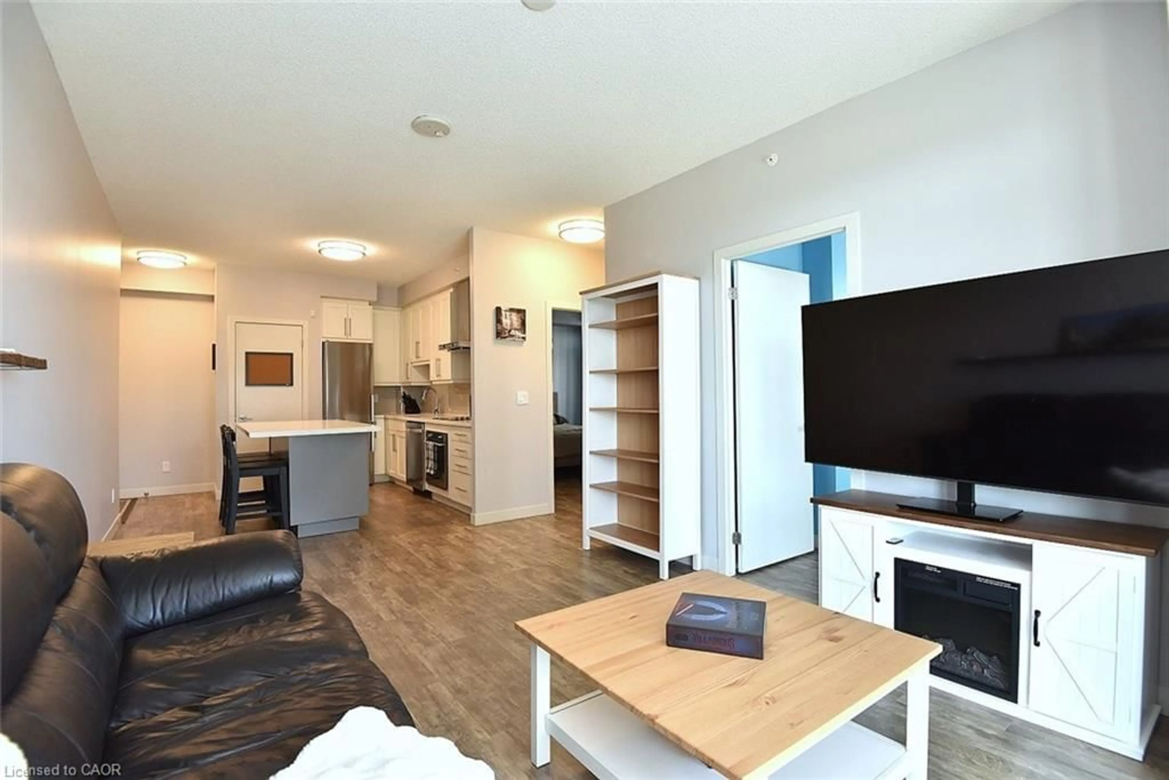Living room with furniture, wood/laminate floor for 2081 Fairview St #1003, Burlington Ontario L7R 0E4