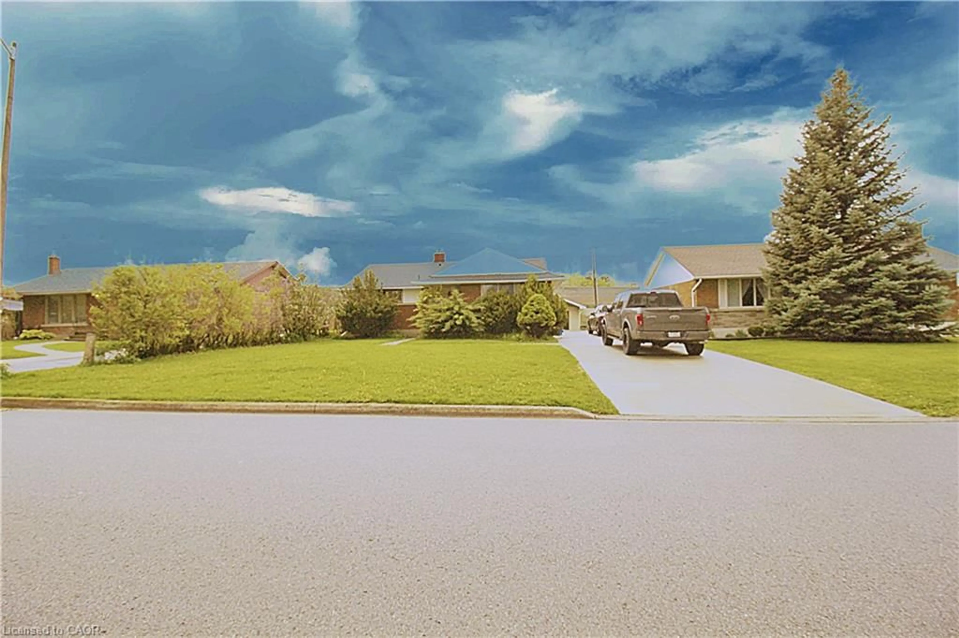 A pic from outside/outdoor area/front of a property/back of a property/a pic from drone, street for 51 Glengarry Rd, St. Catharines Ontario L2T 2V4