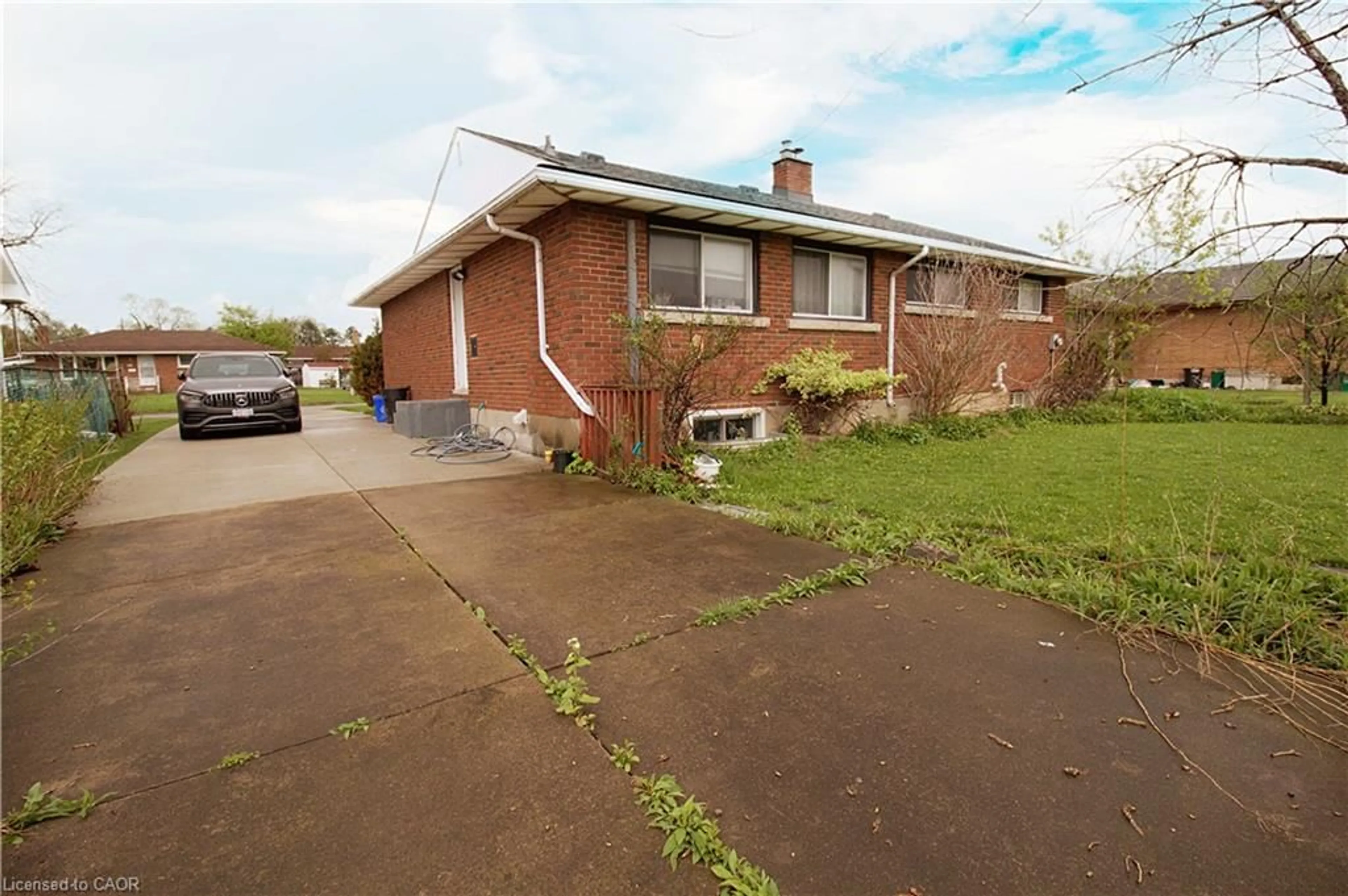 A pic from outside/outdoor area/front of a property/back of a property/a pic from drone, street for 51 Glengarry Rd, St. Catharines Ontario L2T 2V4
