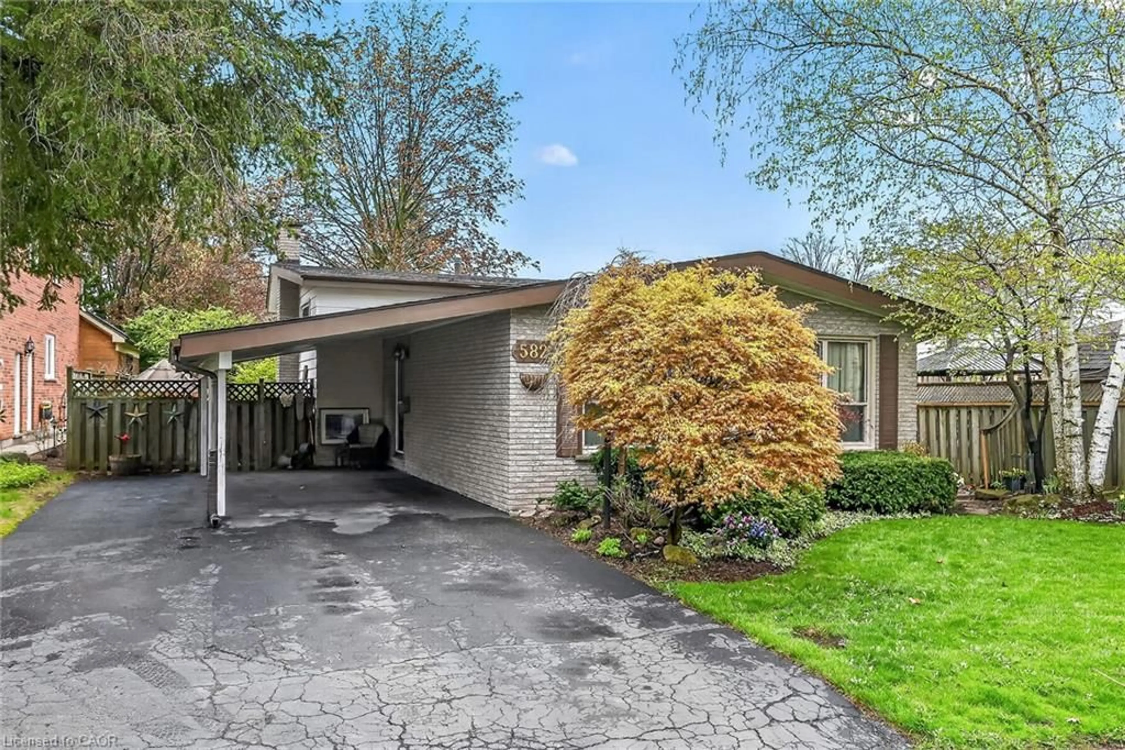 Home with vinyl exterior material, street for 582 Woodview Rd, Burlington Ontario L7N 3A1