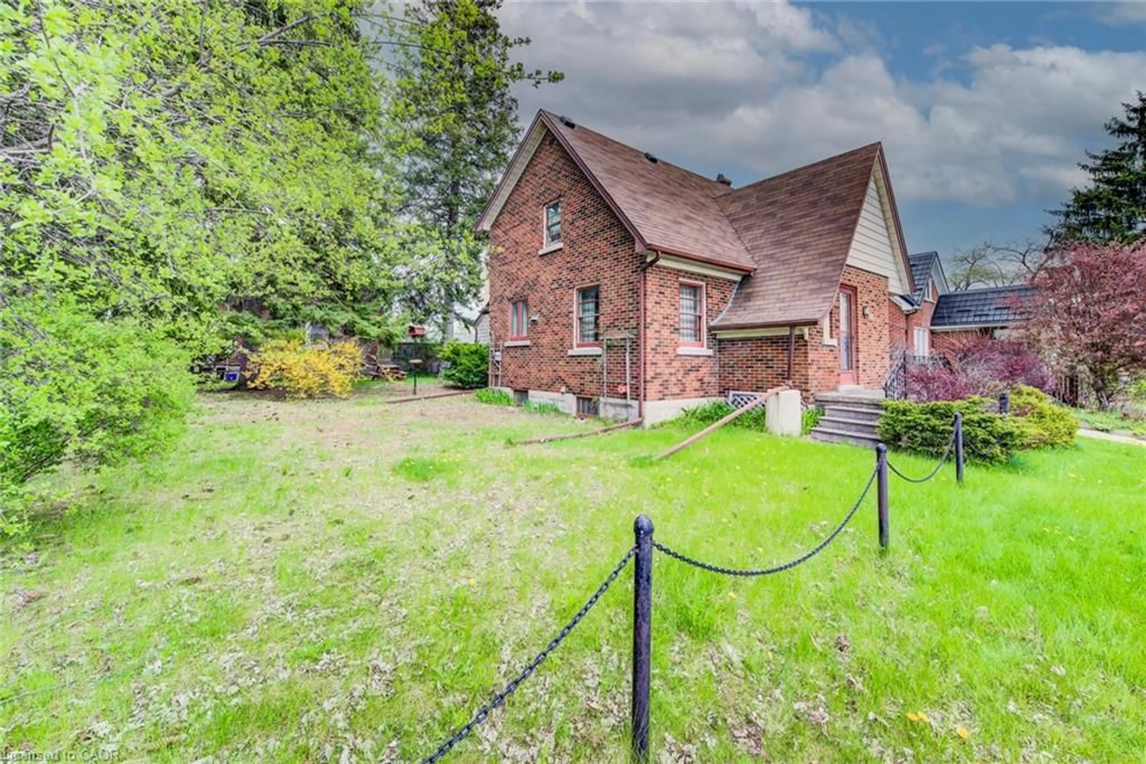 Home with brick exterior material, street for 498 Victoria St, Kitchener Ontario N2M 3A7