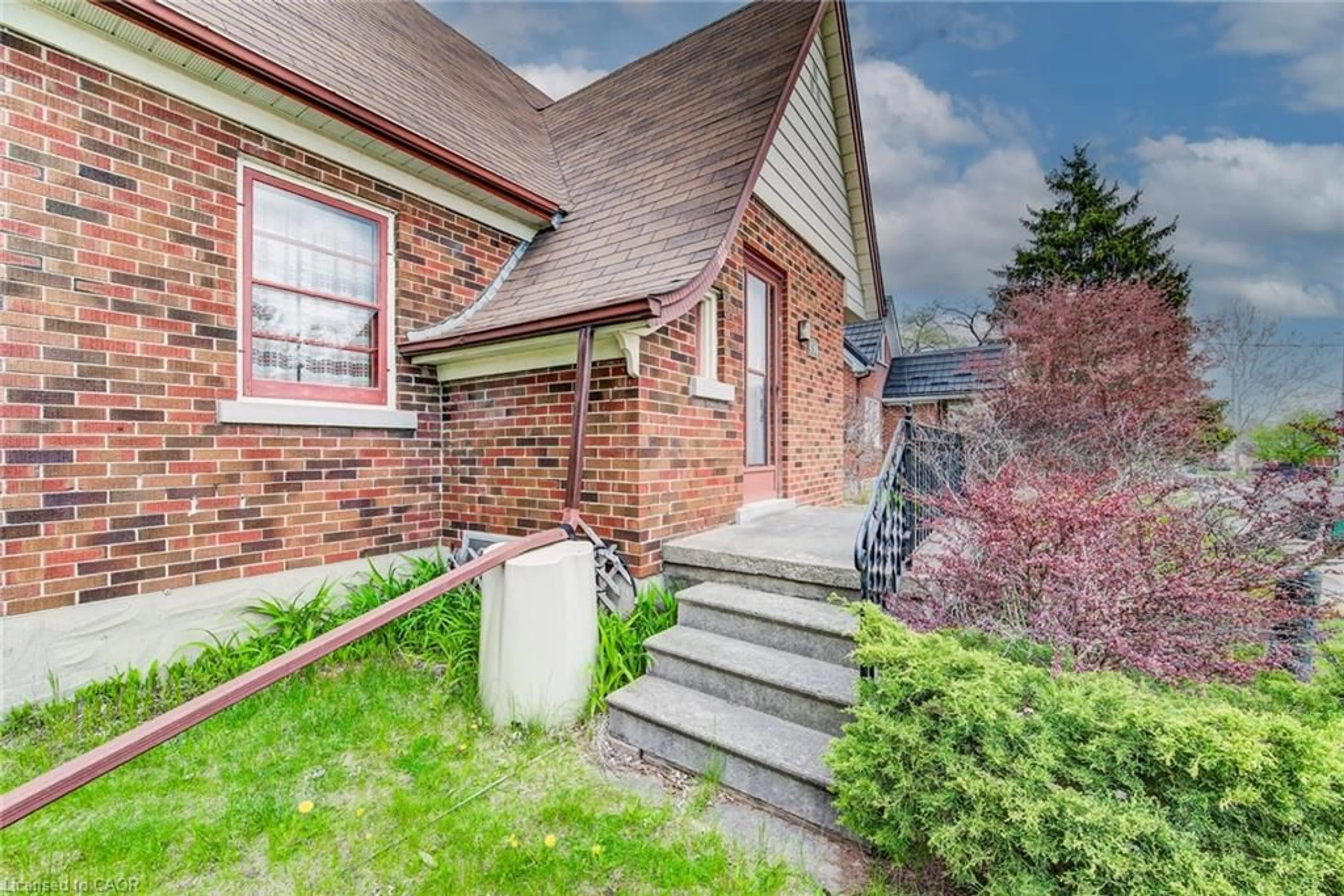 Home with brick exterior material, street for 498 Victoria St, Kitchener Ontario N2M 3A7