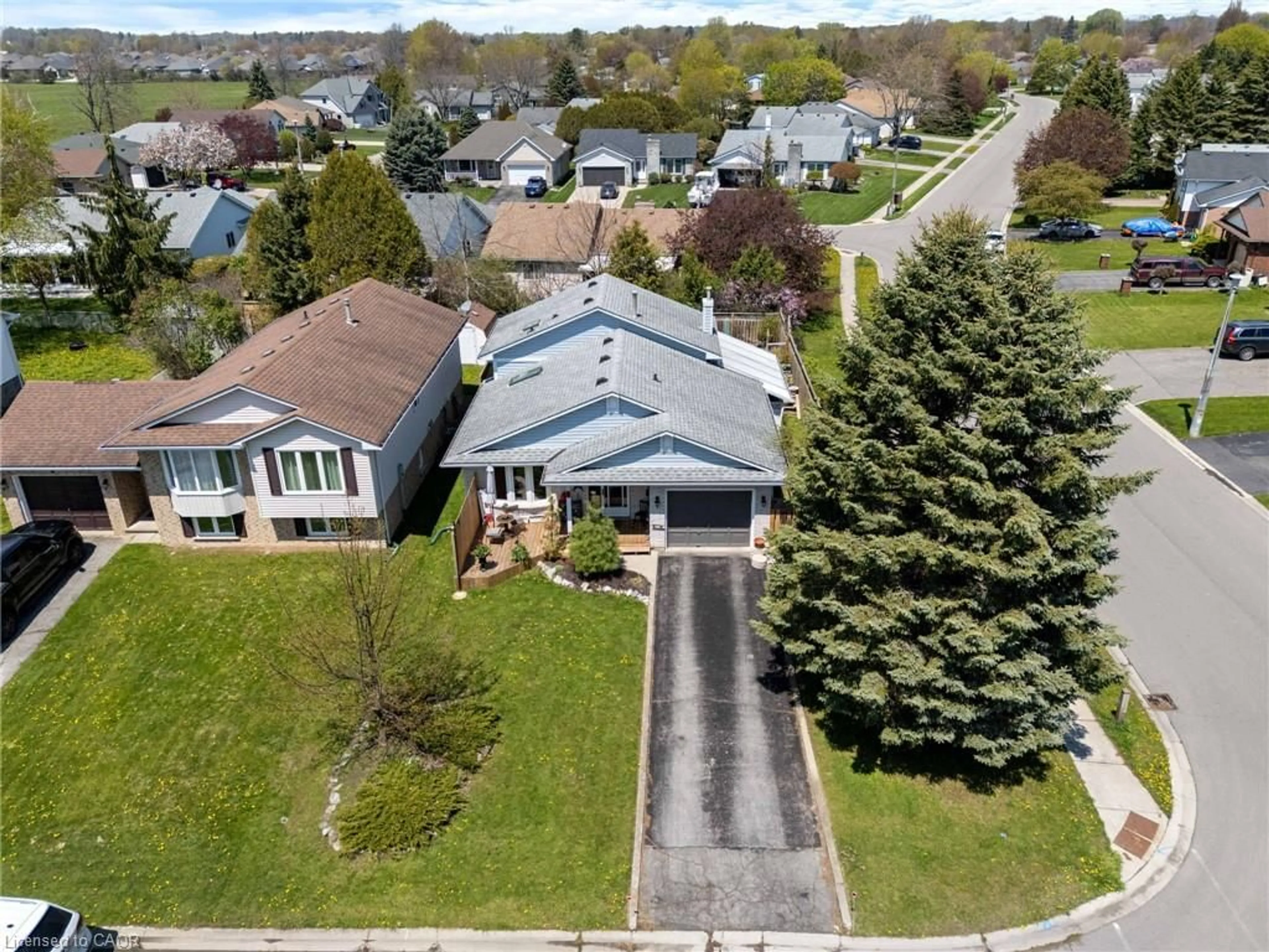 A pic from outside/outdoor area/front of a property/back of a property/a pic from drone, street for 2 Hampton Crt, Port Dover Ontario N0A 1N4