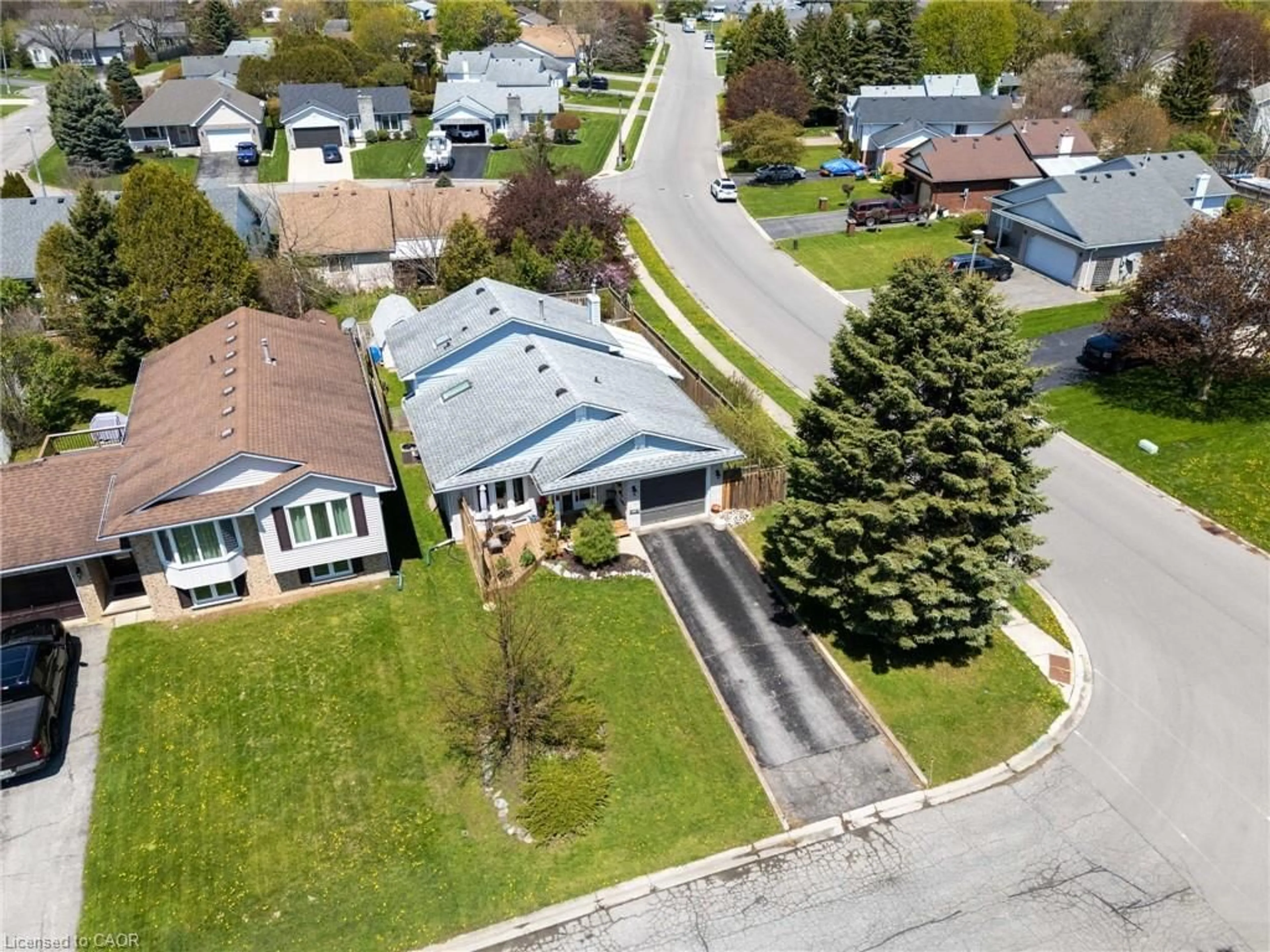 A pic from outside/outdoor area/front of a property/back of a property/a pic from drone, street for 2 Hampton Crt, Port Dover Ontario N0A 1N4
