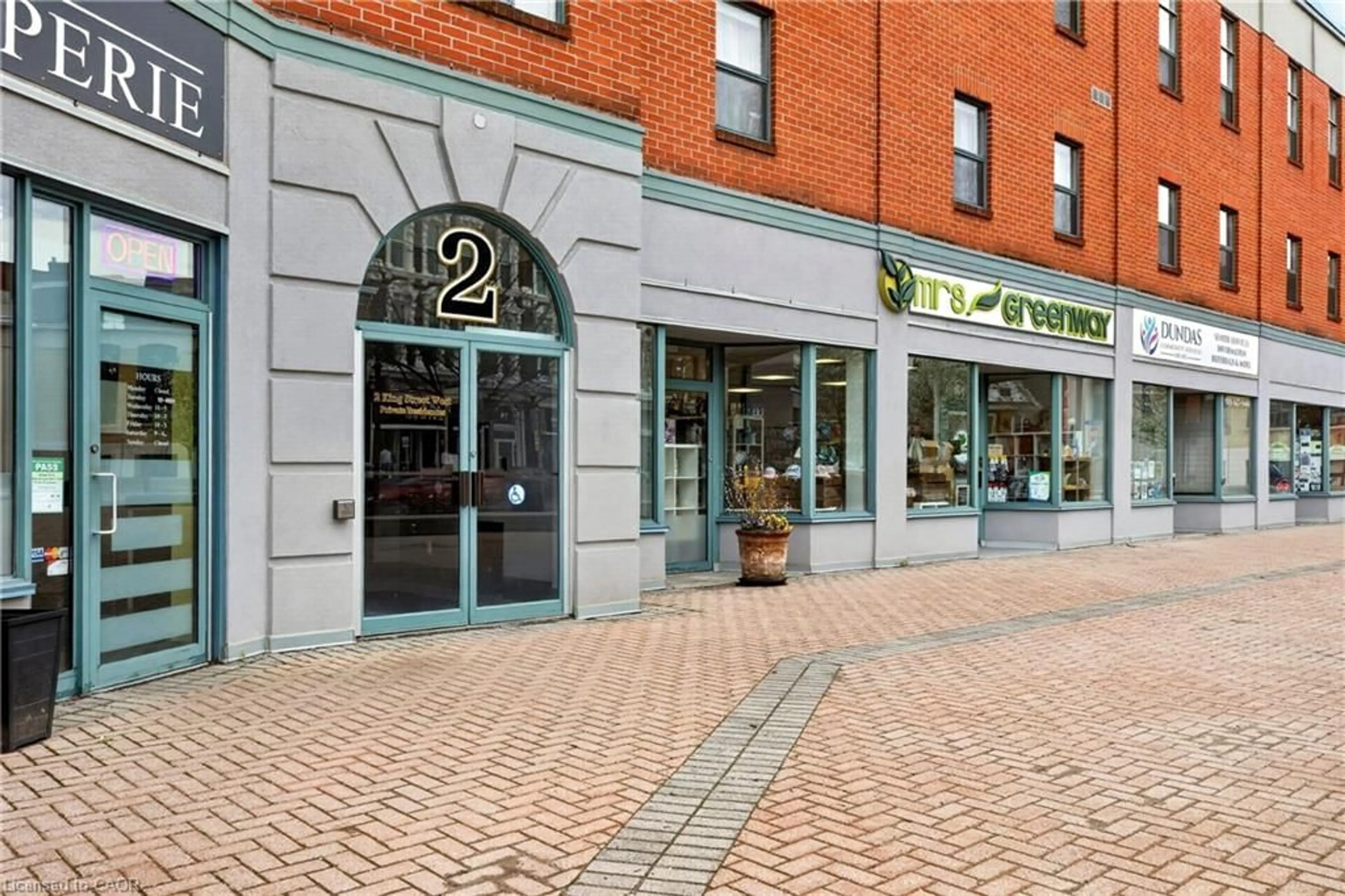 Indoor foyer for 2 King St #304, Dundas Ontario L9H 6Z1
