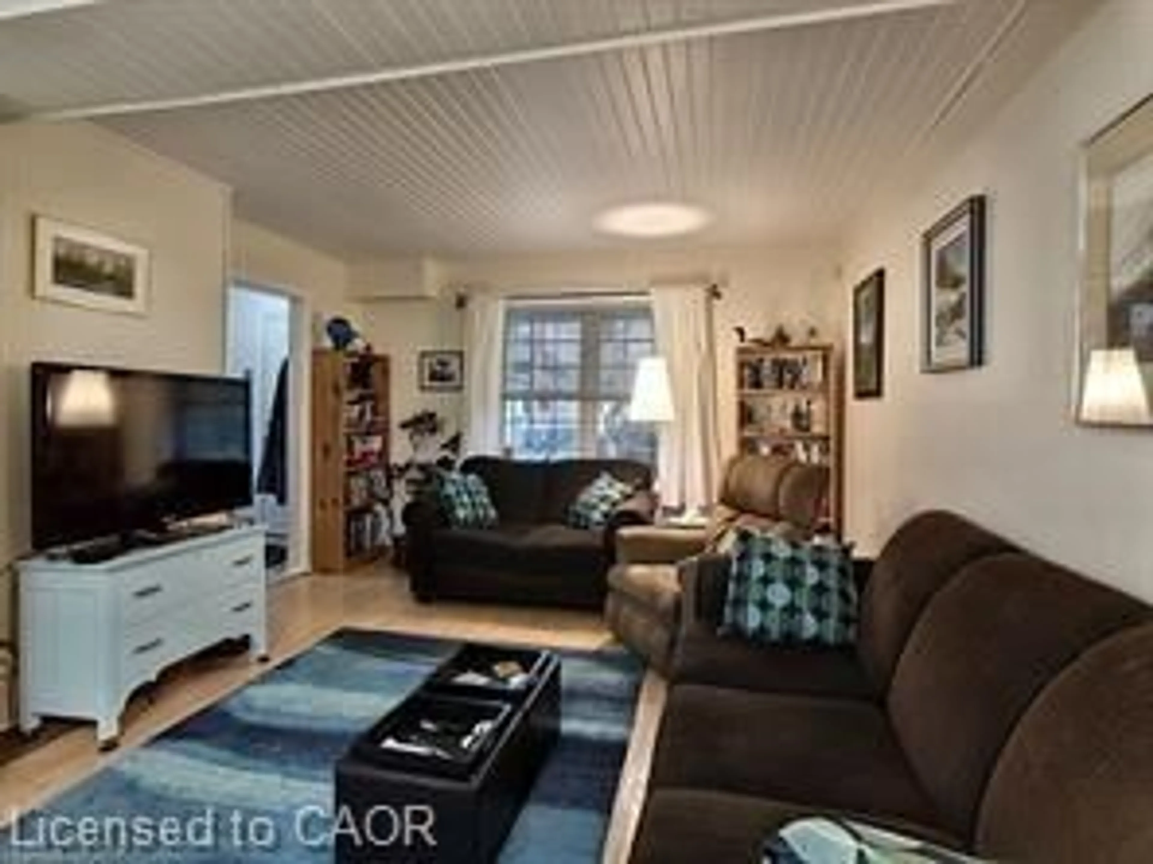 Living room with furniture, wood/laminate floor for 94 Alma St, Port Colborne Ontario L3K 1G3