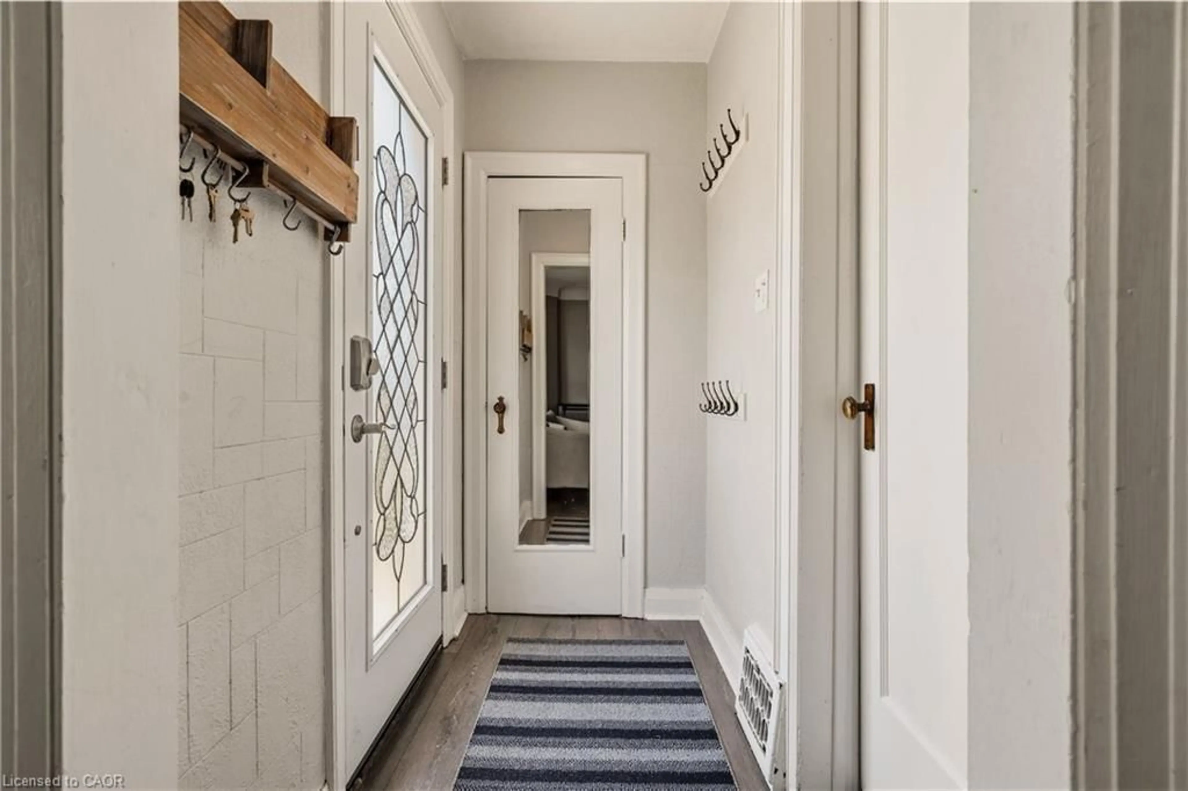 Indoor entryway for 148 Huxley Ave, Hamilton Ontario L8K 2R1