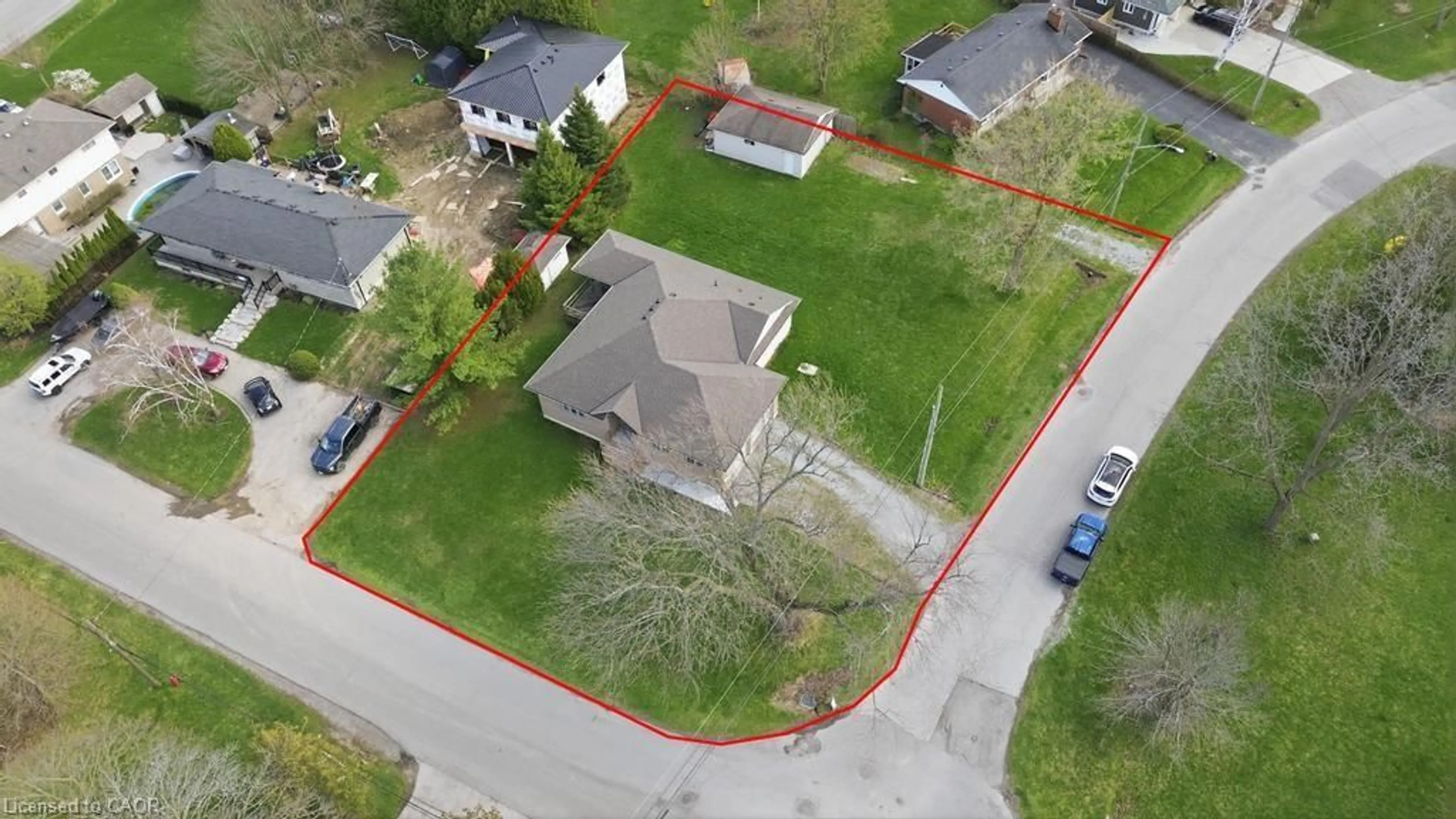 A pic from outside/outdoor area/front of a property/back of a property/a pic from drone, street for 80 Lister Ave, Hamilton Ontario L9B 1E2