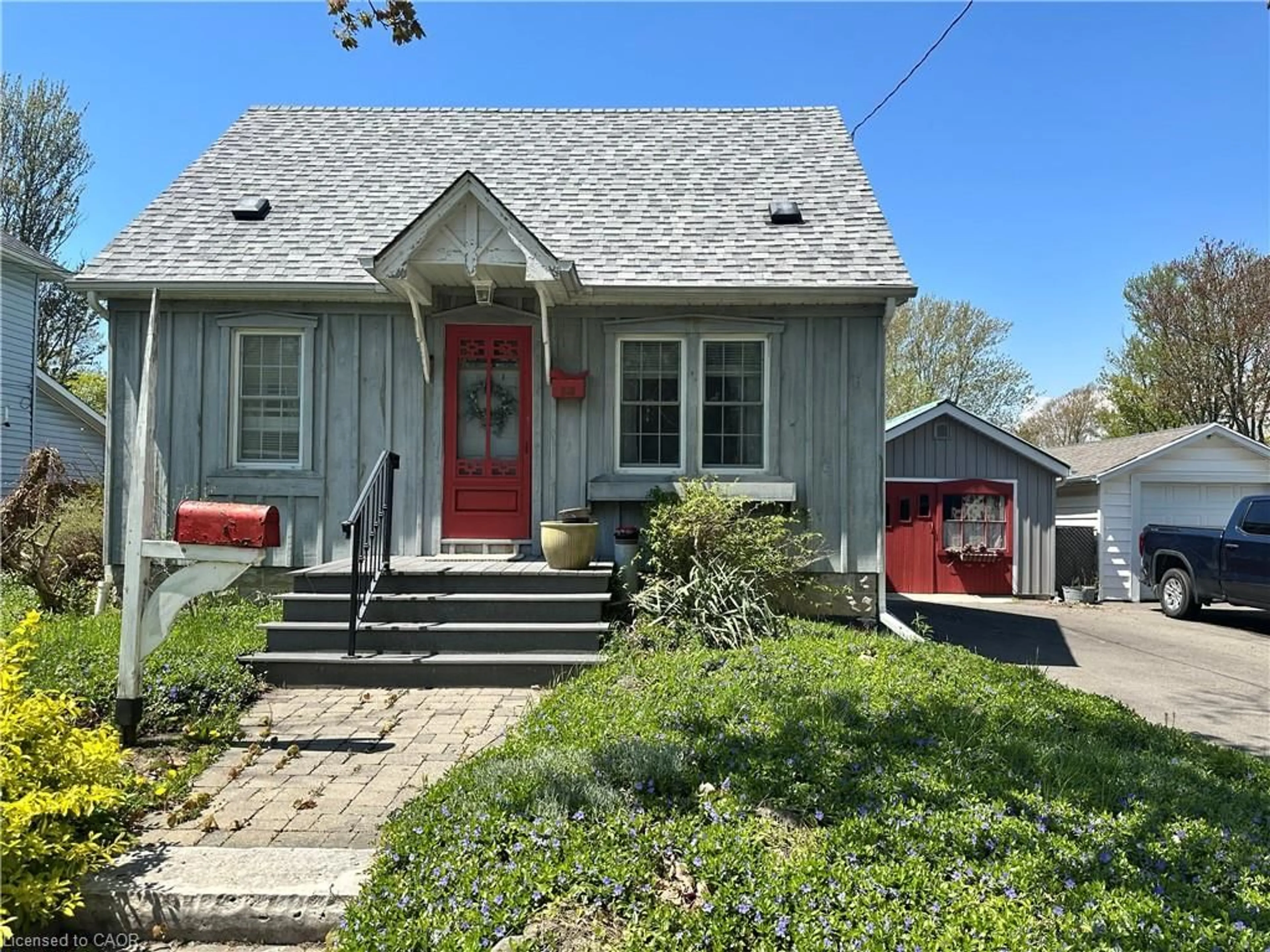 Home with vinyl exterior material, street for 618 Pine St, Dunnville Ontario N1A 2M2