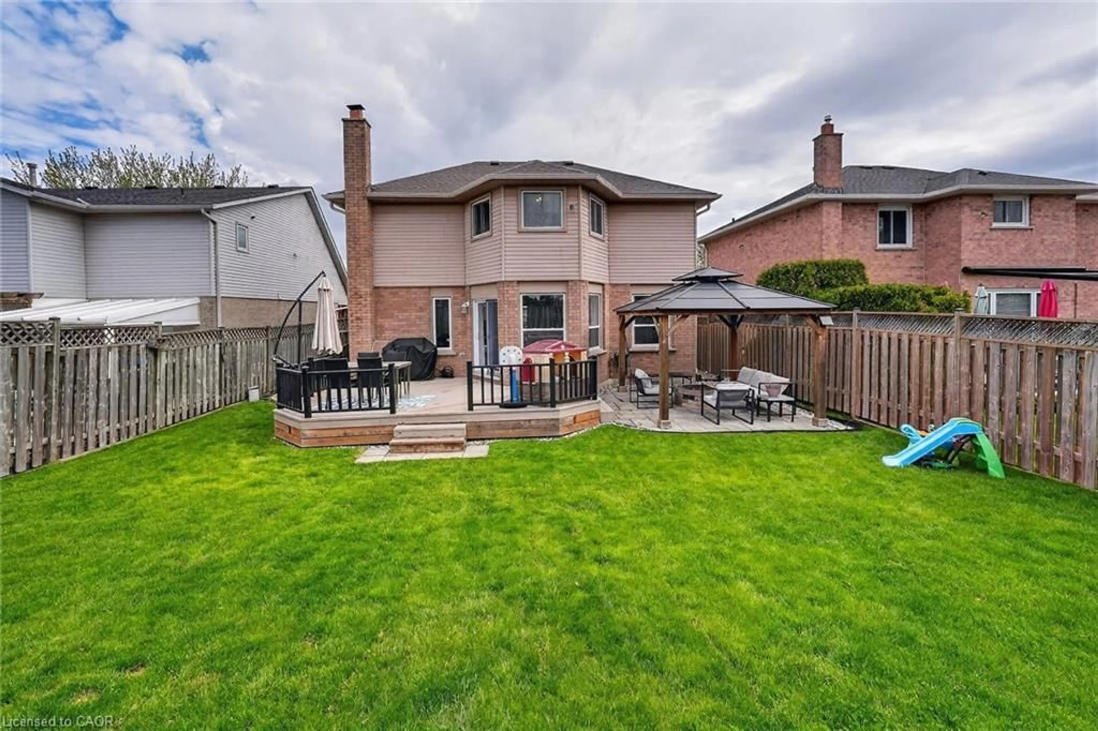A pic from outside/outdoor area/front of a property/back of a property/a pic from drone, street for 199 Rowntree Dr, Hamilton Ontario L8W 2N6