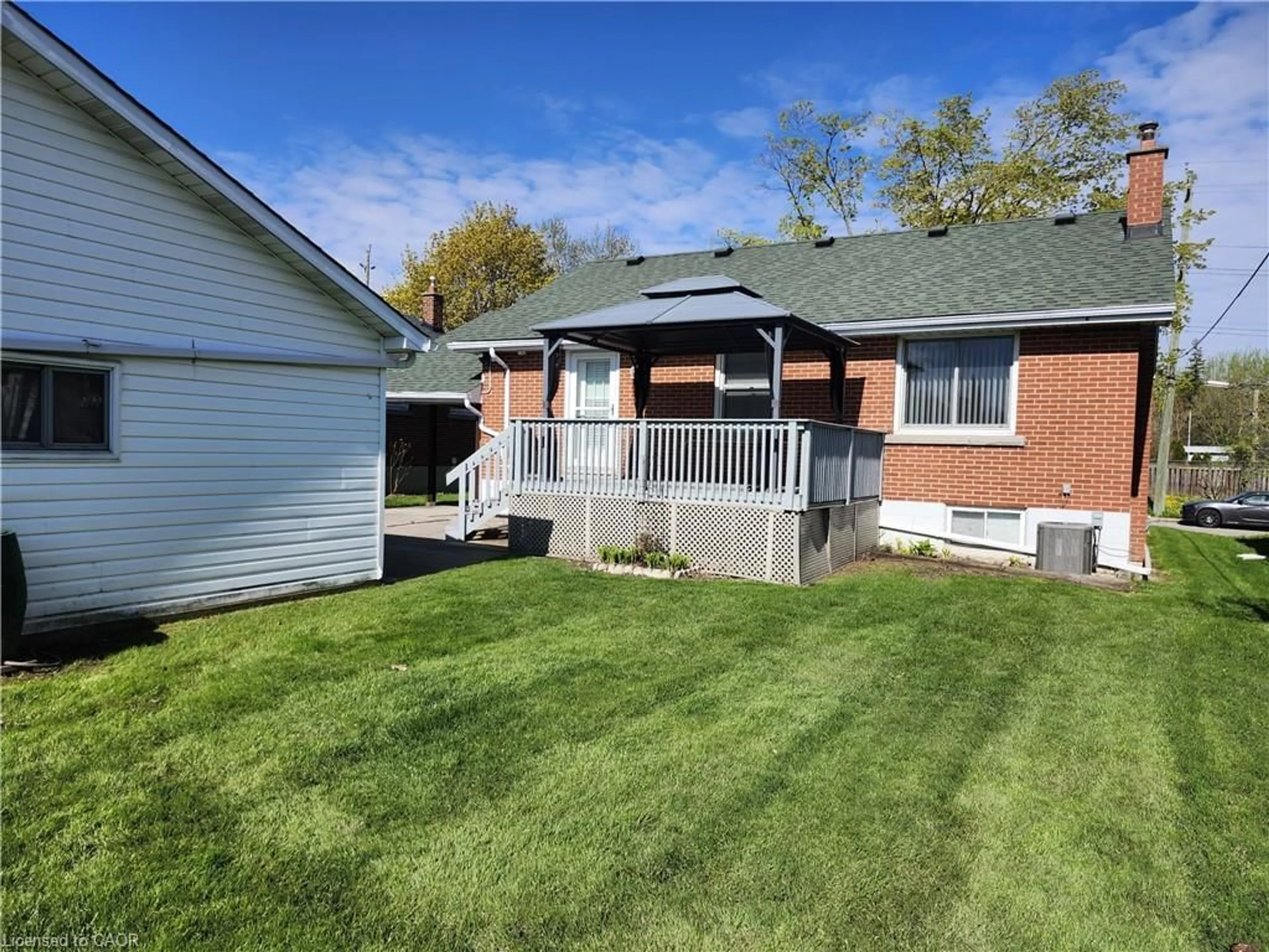 A pic from outside/outdoor area/front of a property/back of a property/a pic from drone, street for 525 East 16th St, Hamilton Ontario L9A 4L2