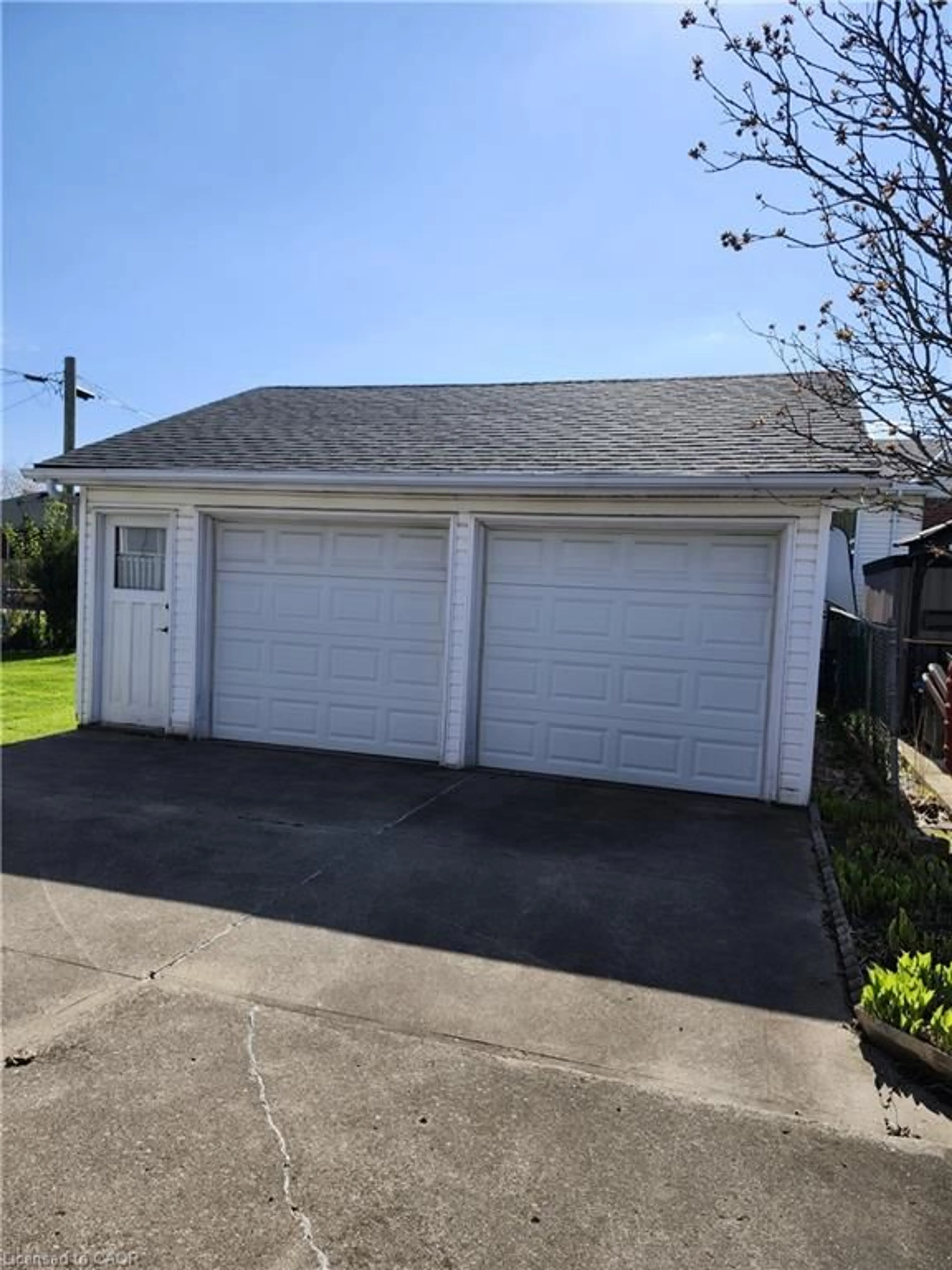 Indoor garage for 525 East 16th St, Hamilton Ontario L9A 4L2