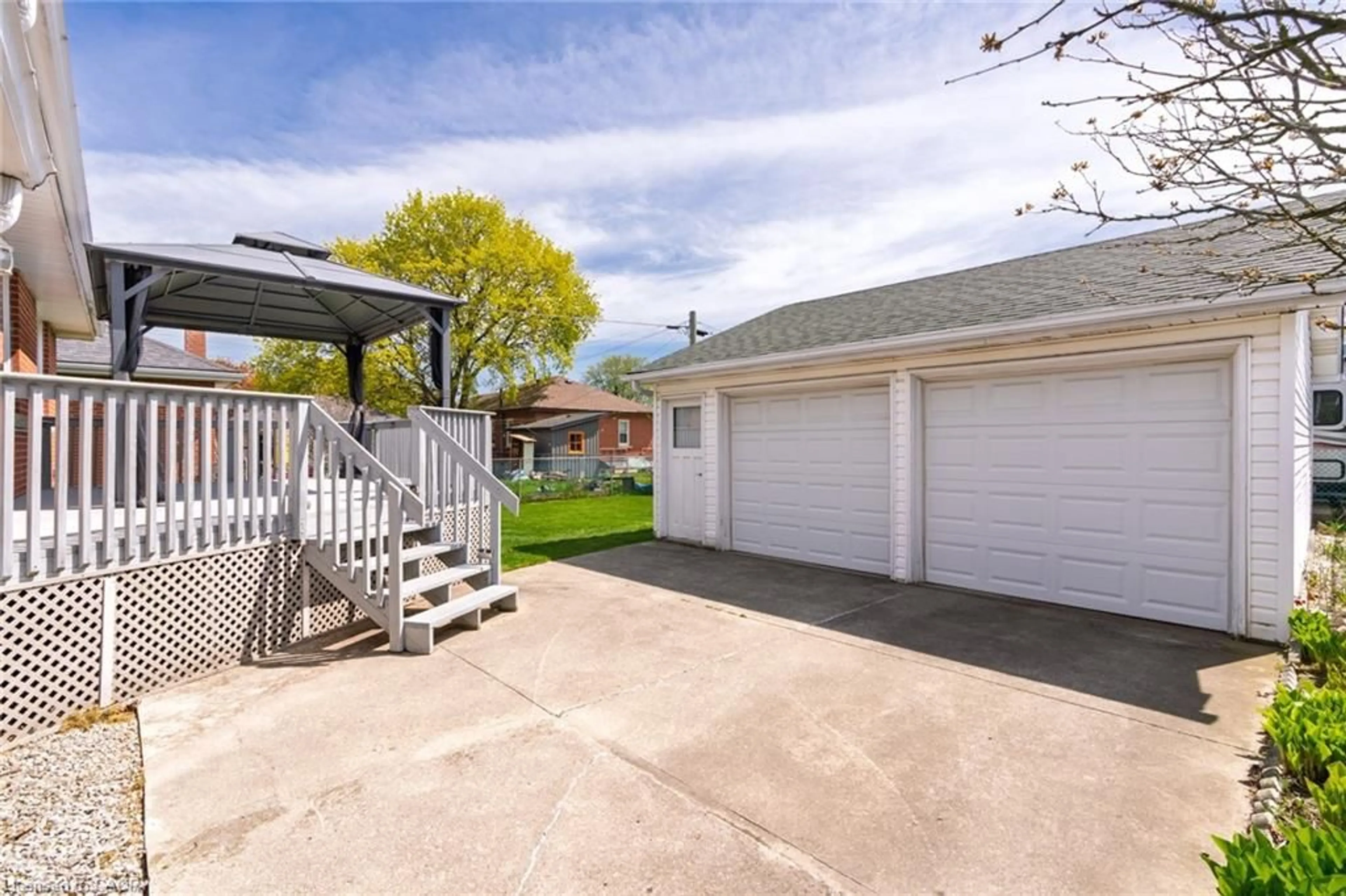 Patio, street for 525 East 16th St, Hamilton Ontario L9A 4L2